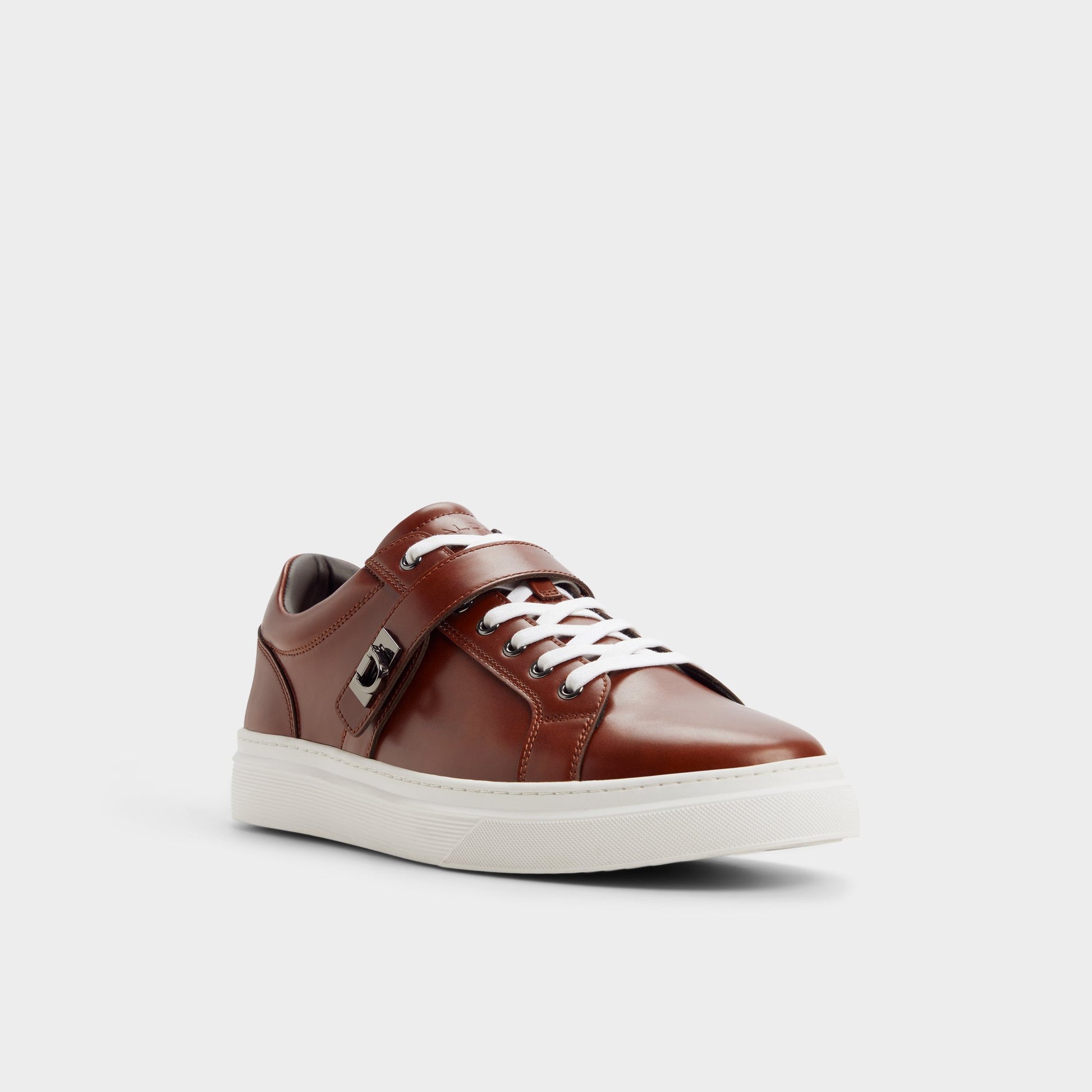 Angle de trois quarts de la face avant de Beige Iann Sneaker bas
