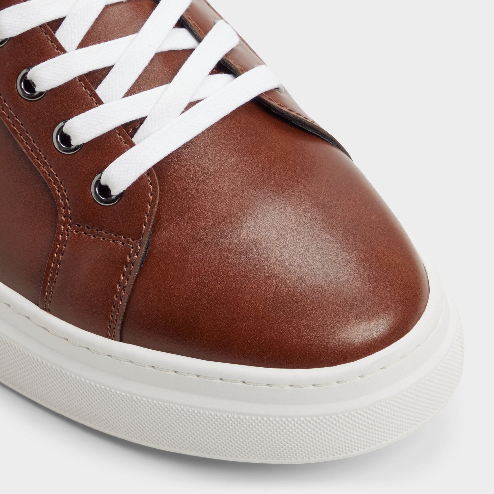 Close-up of the Tan Iann Low top sneaker