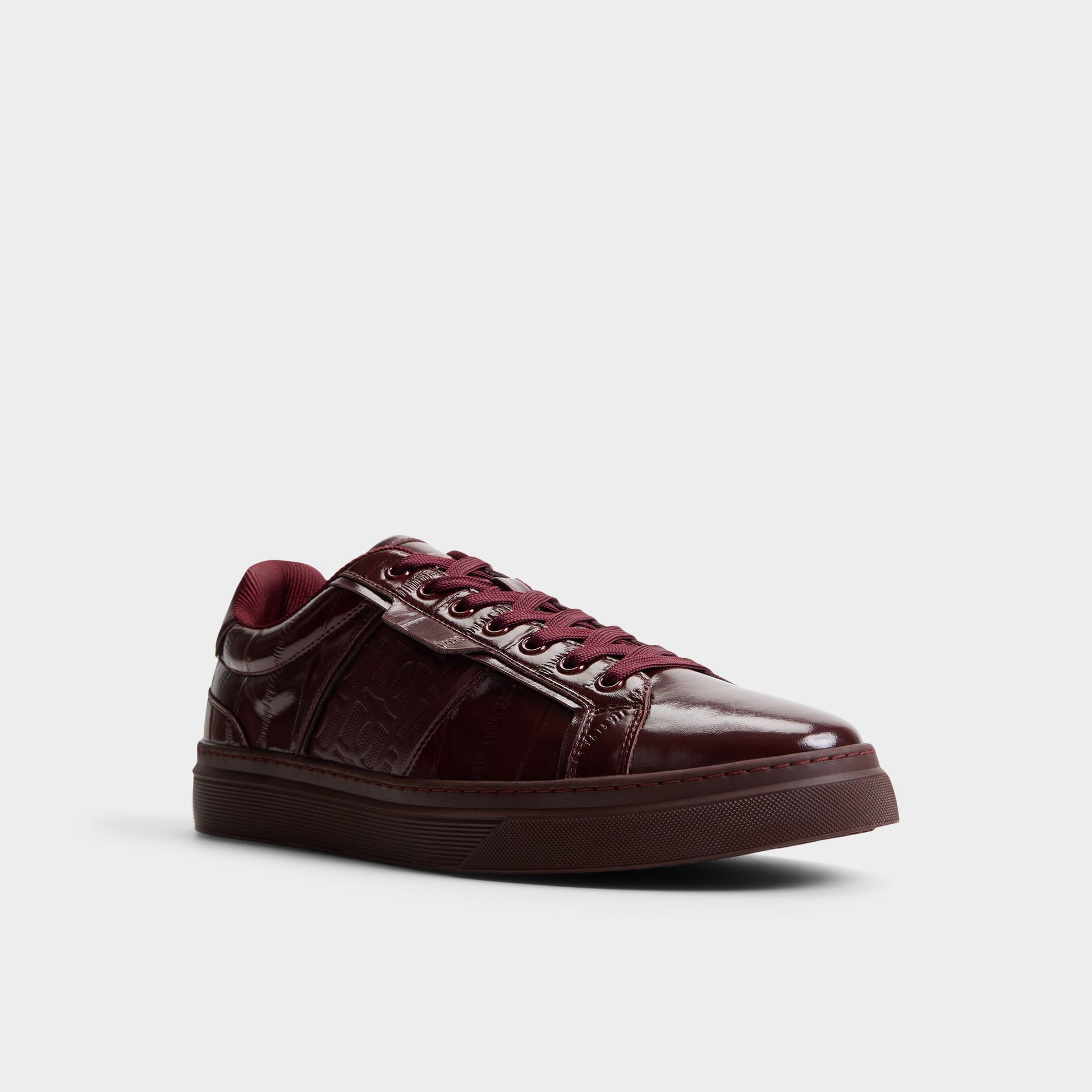 Three-quarter angle of Bordo Courtline Low top sneaker's front side