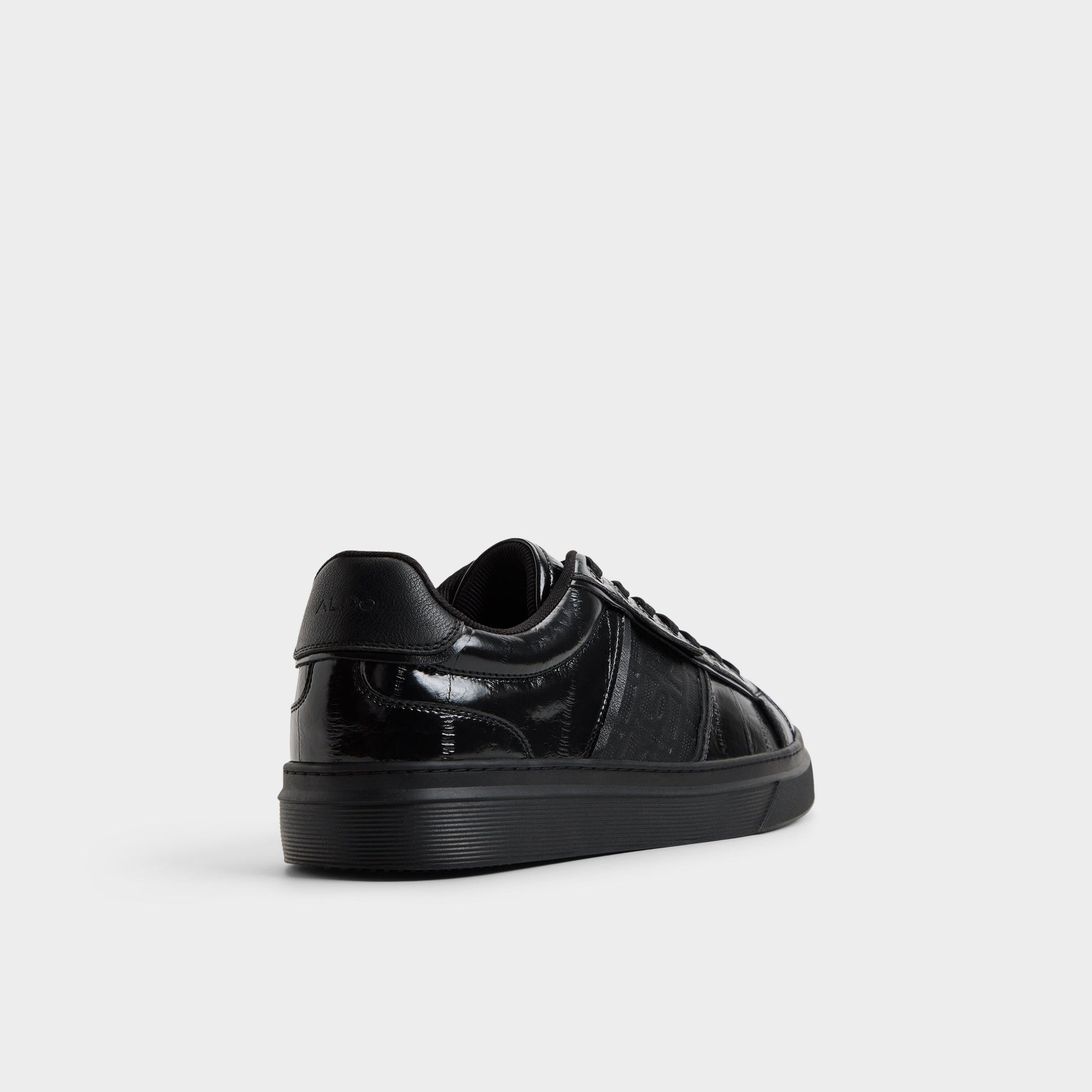 Angle de trois quarts de l'arrière de Noir/noir Courtline Sneaker bas