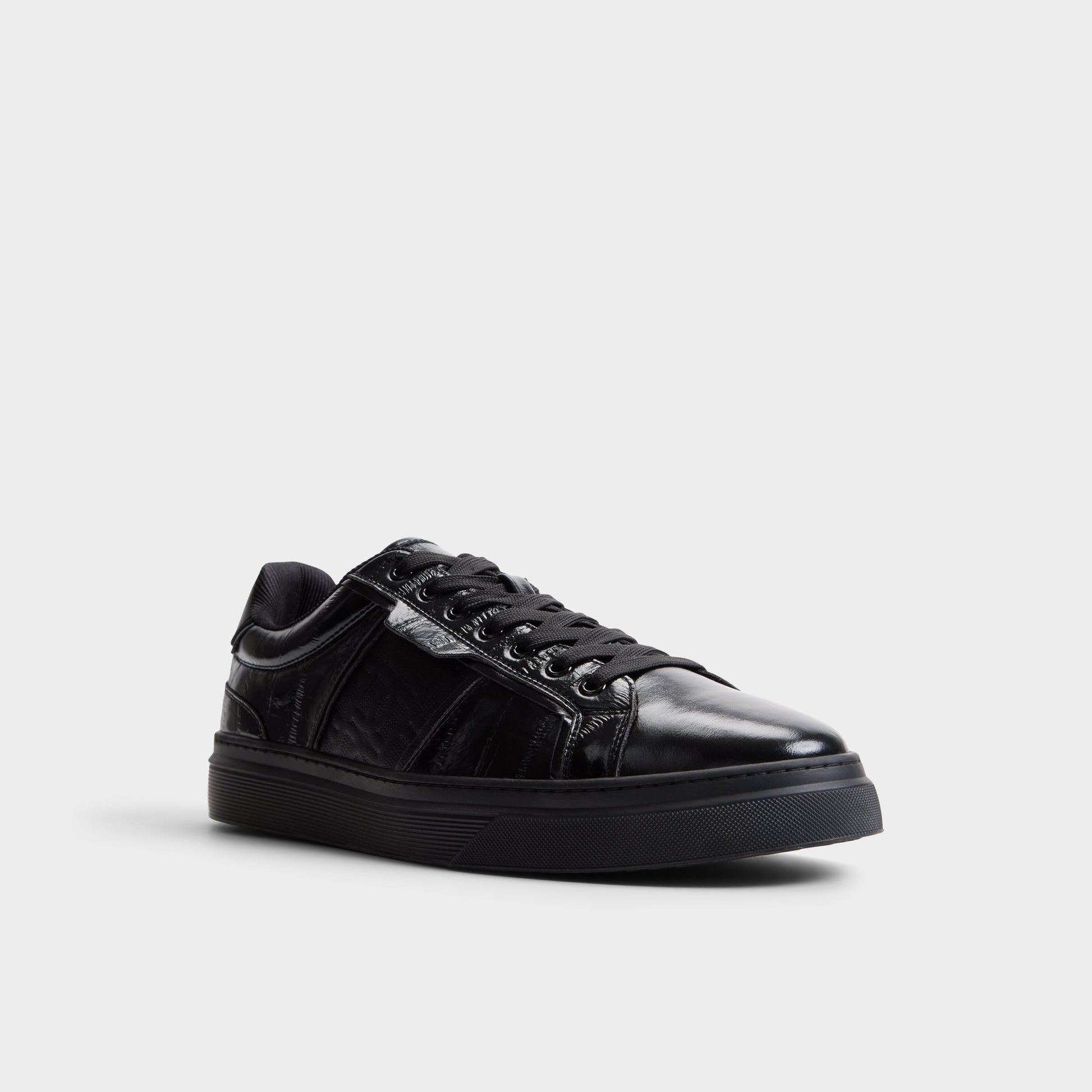 Angle de trois quarts de la face avant de Noir/noir Courtline Sneaker bas
