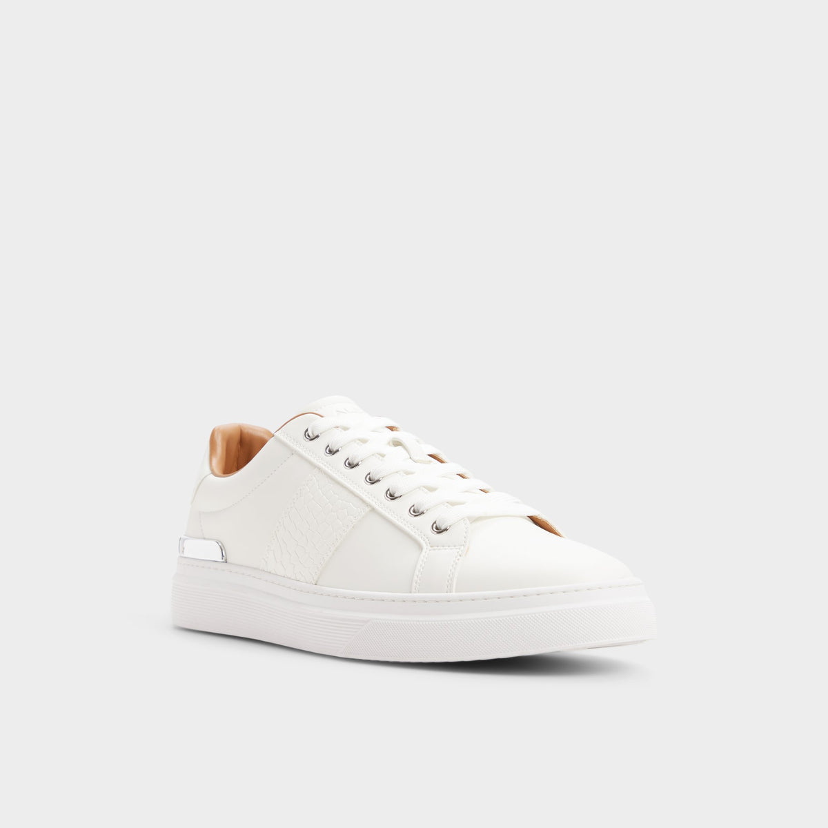 Angle de trois quarts de la face avant de Blanc Jaxton Low top sneaker