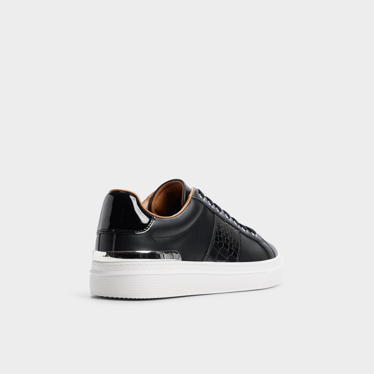 Angle de trois quarts de l'arrière de Noir Jaxton Low top sneaker
