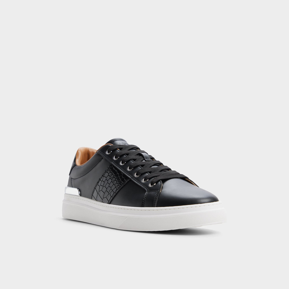 Angle de trois quarts de la face avant de Noir Jaxton Low top sneaker
