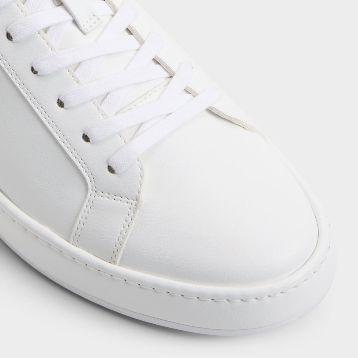 Close-up of the White Joyner Low top sneaker