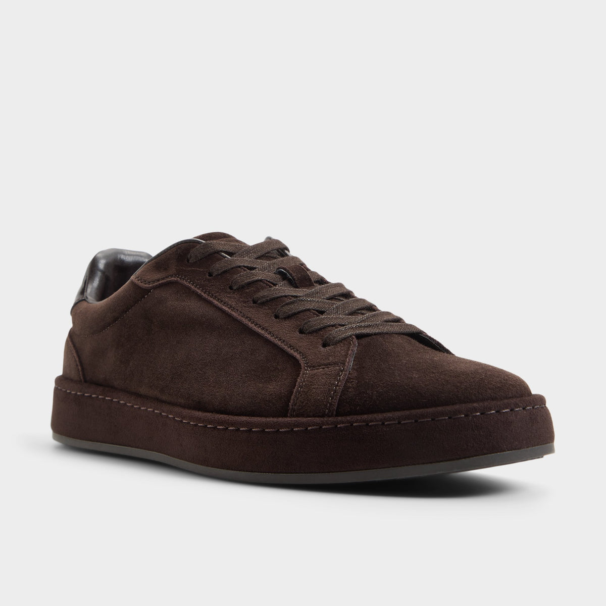 Angle de trois quarts de l'arrière de Brun foncé Joyner Low top sneaker