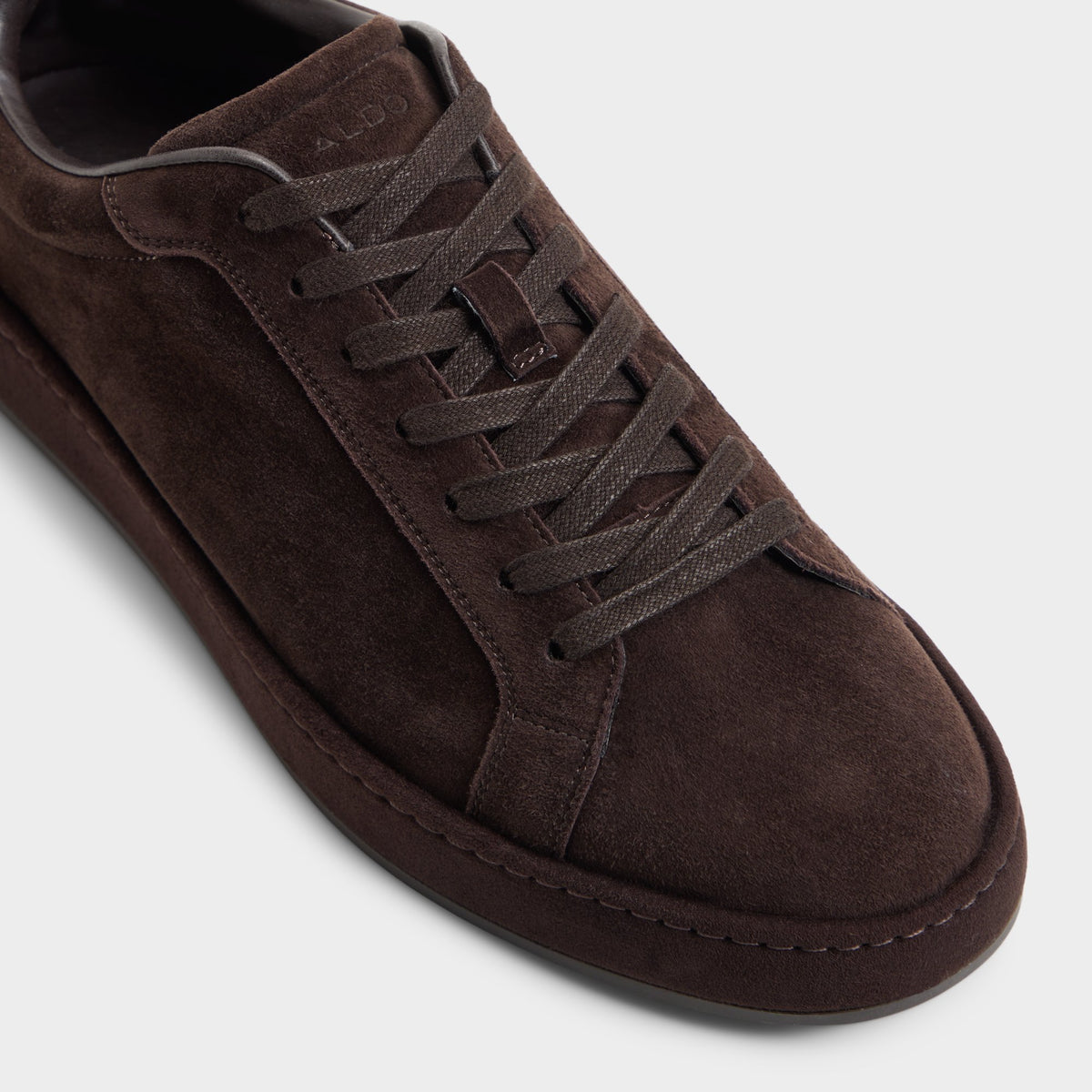 Angle de trois quarts de la face avant de Brun foncé Joyner Low top sneaker