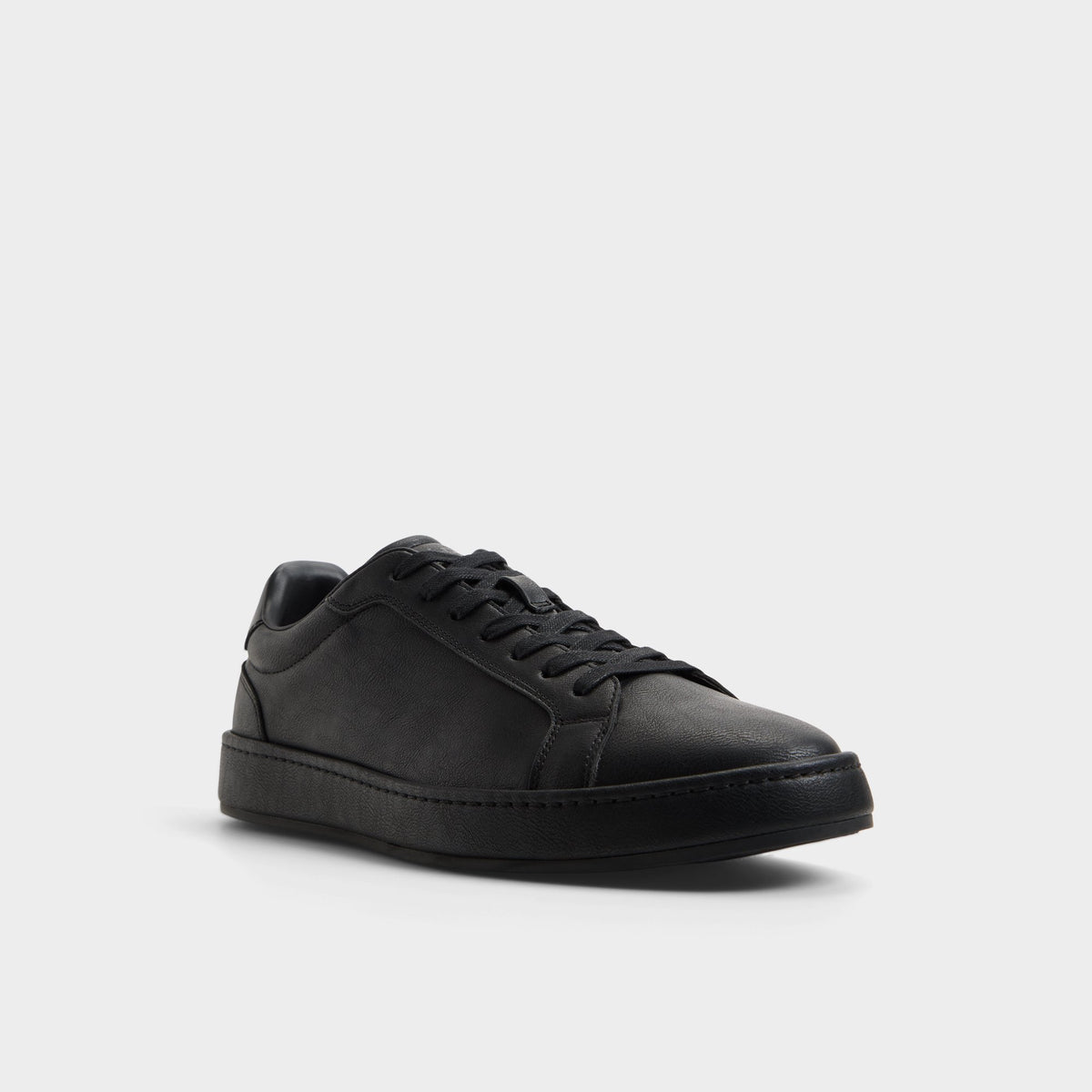 Three-quarter angle of Black/black Joyner Low top sneaker's front side