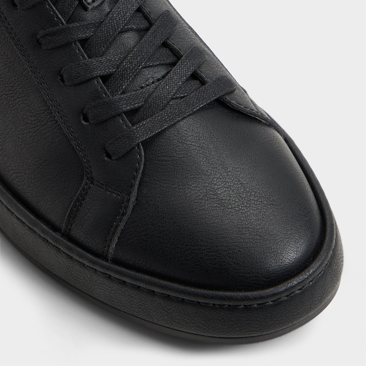 Close-up of the Black/black Joyner Low top sneaker