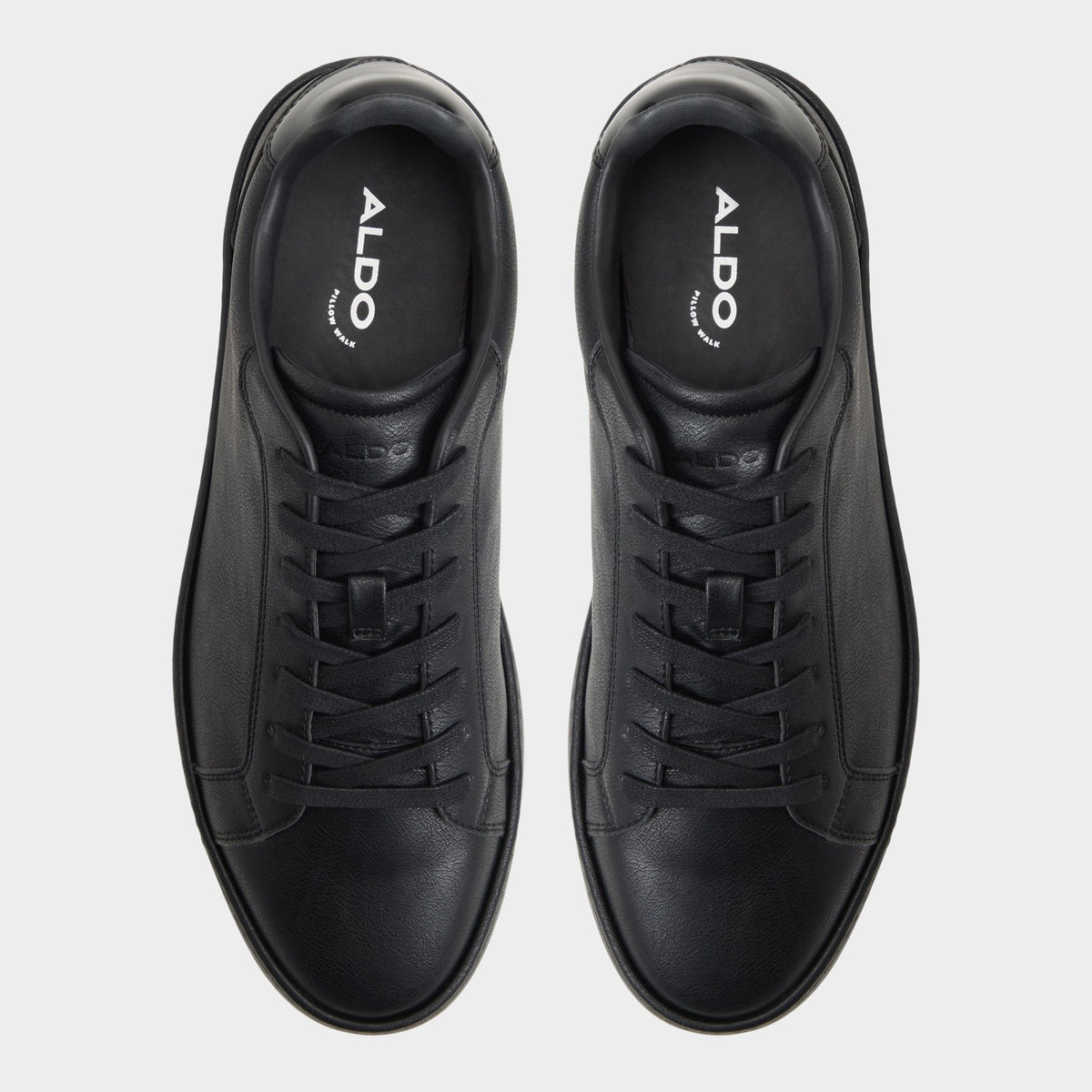 Top-down view of the Black/black Joyner Low top sneaker