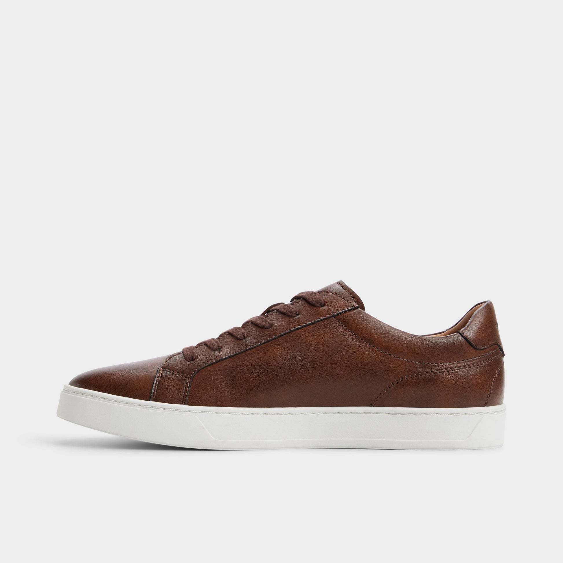 Side view of Cognac Fillip Low top sneaker