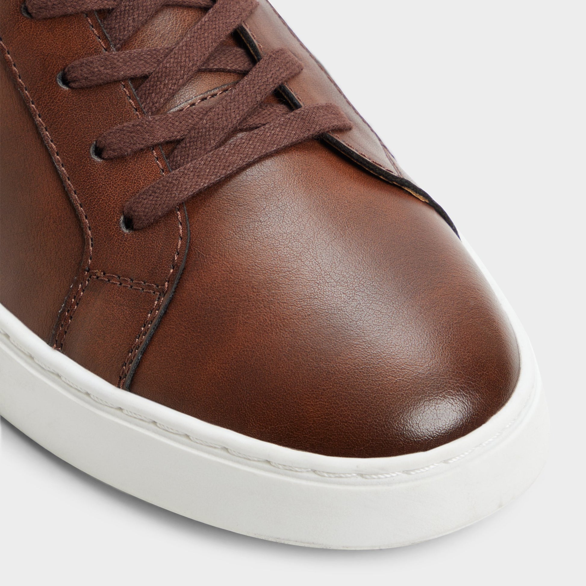Close-up of the Cognac Fillip Low top sneaker