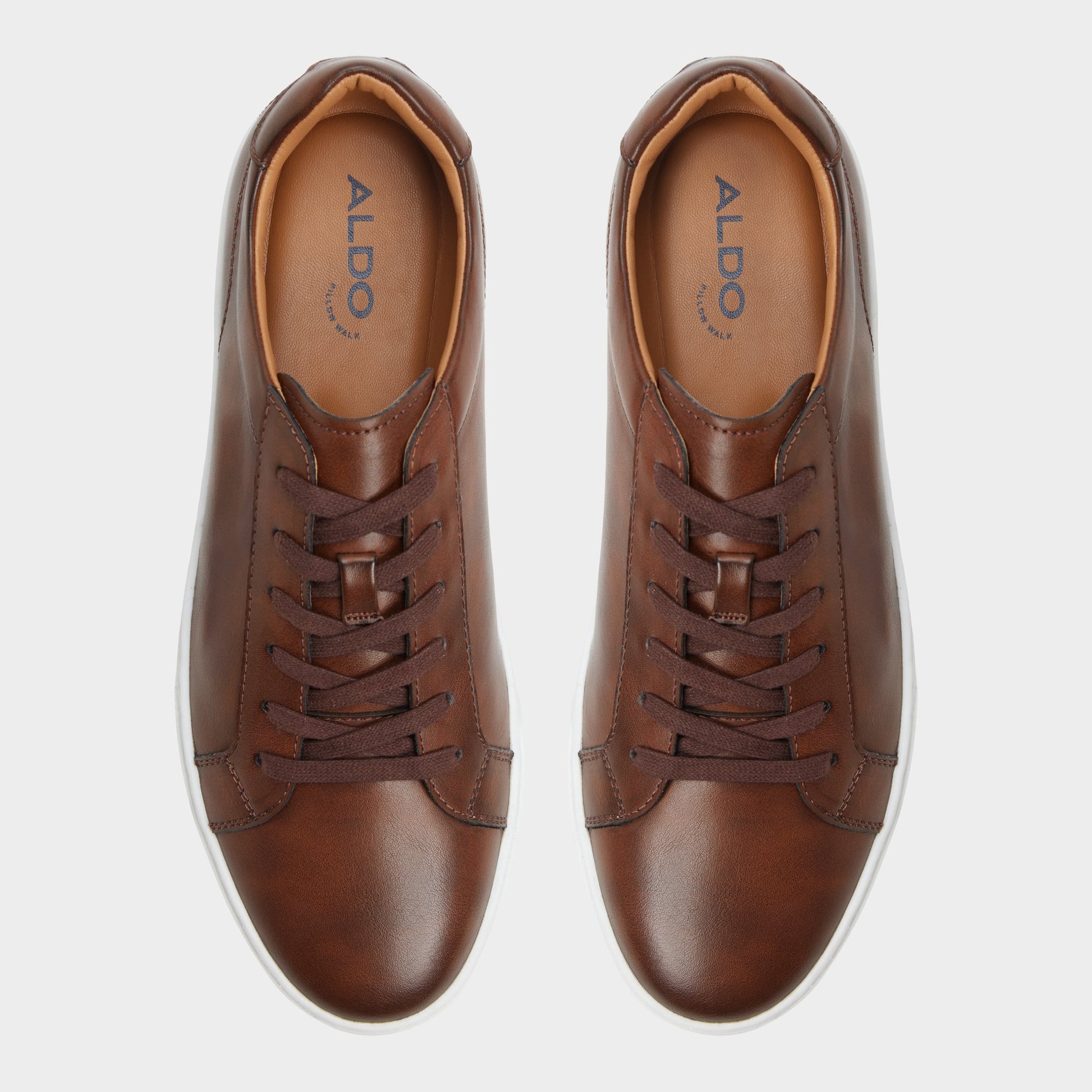 Top-down view of the Cognac Fillip Low top sneaker