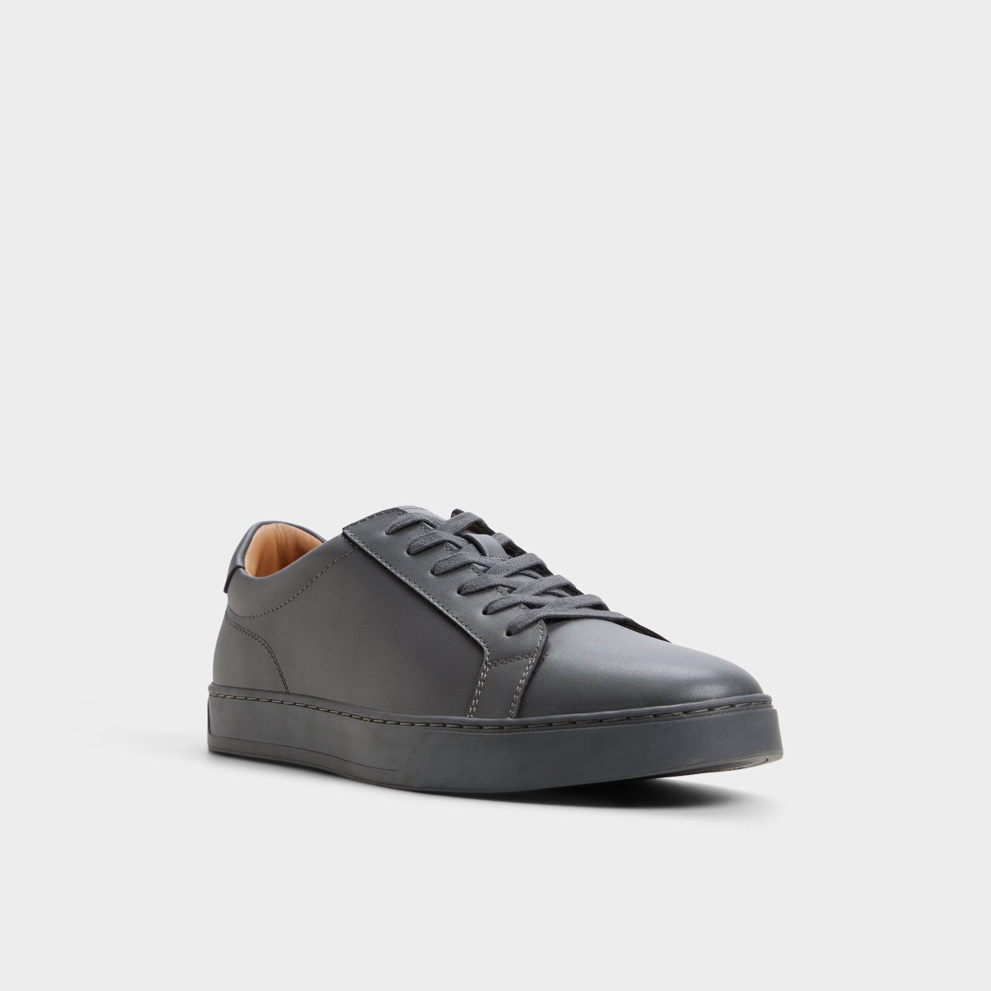 Three-quarter angle of Dark grey Fillip Low top sneaker's front side