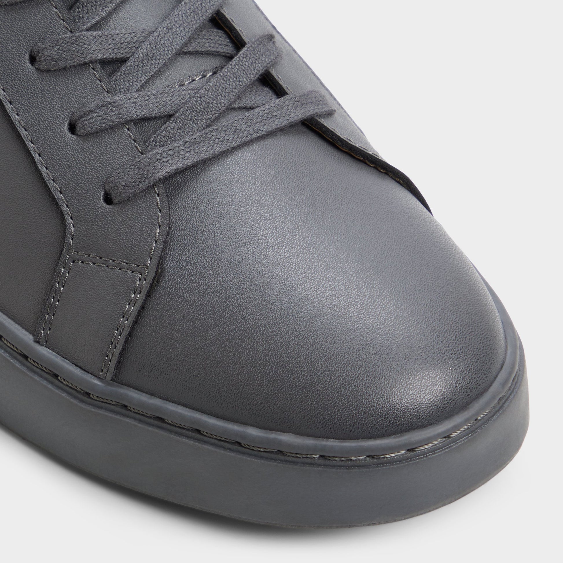 Close-up of the Dark grey Fillip Low top sneaker
