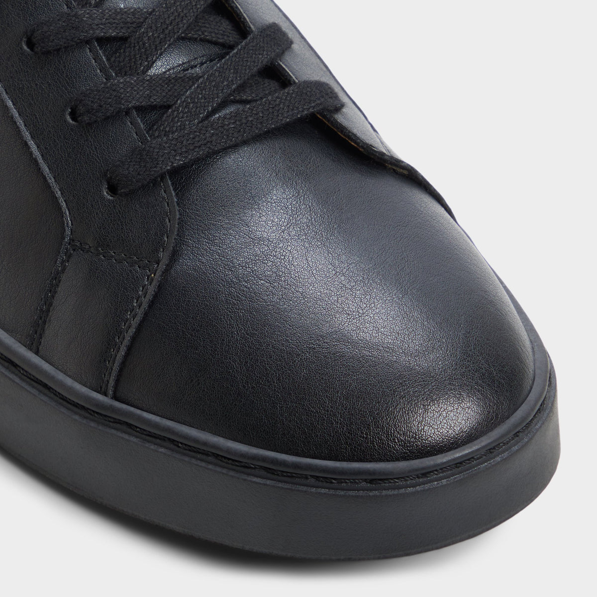 Gros plan de la Autre noir Fillip Low top sneaker