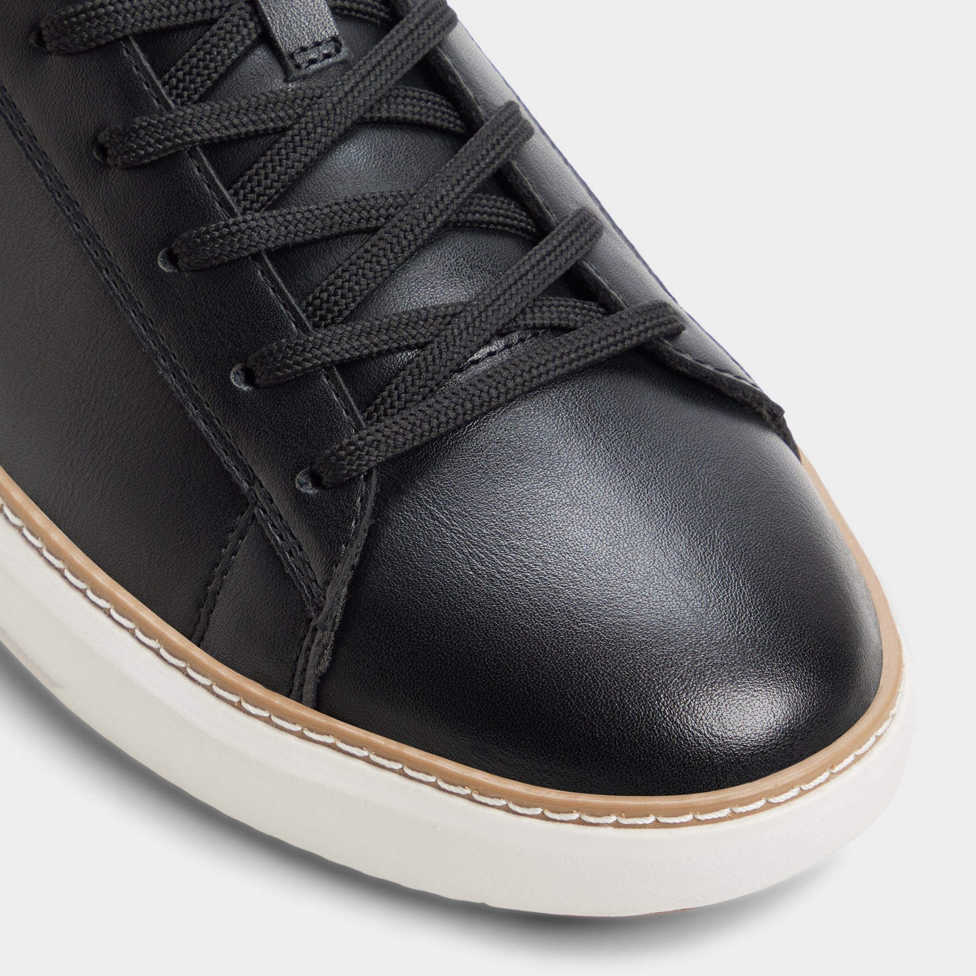 Gros plan de la Noir/blanc Pederson Chaussure Oxford