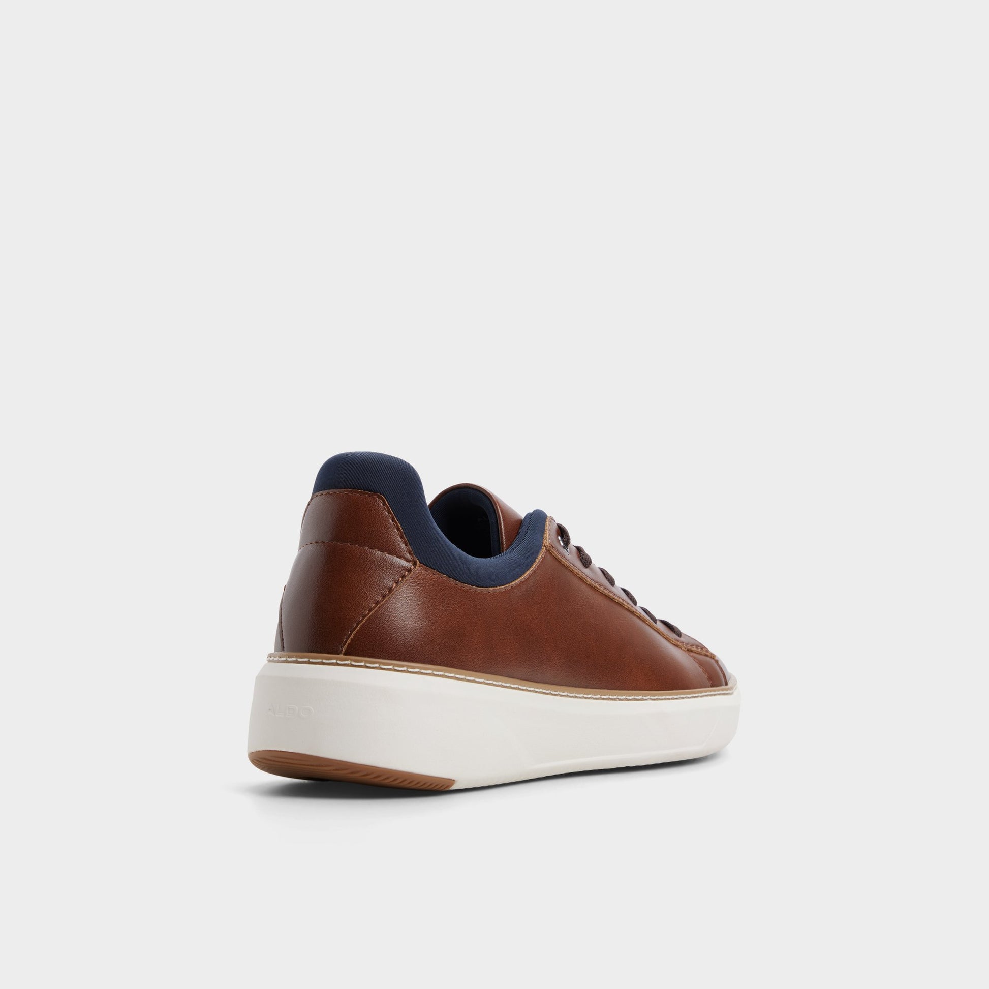 Angle de trois quarts de l'arrière de Beige Pederson Chaussure Oxford