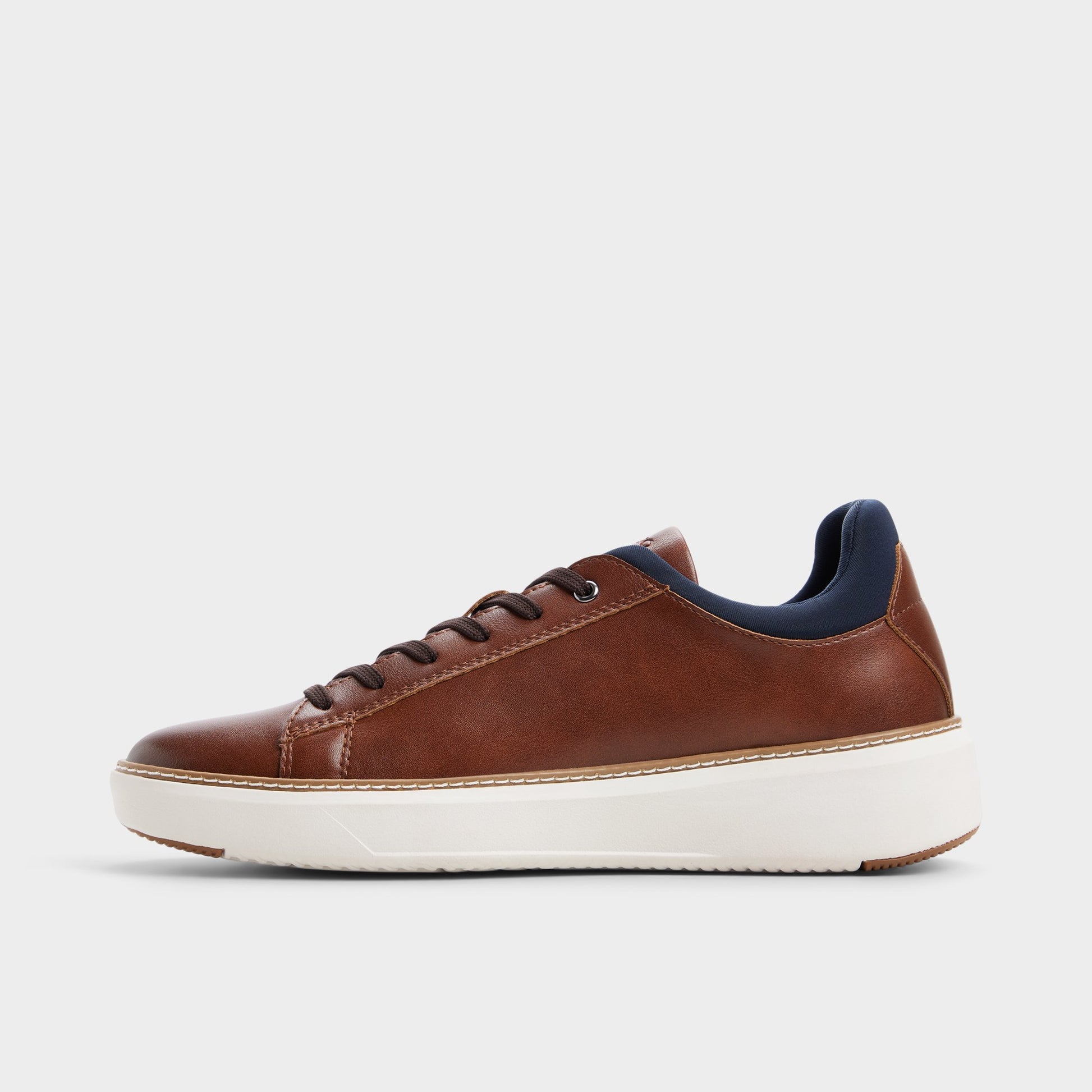 Vue latérale de Beige Pederson Chaussure Oxford