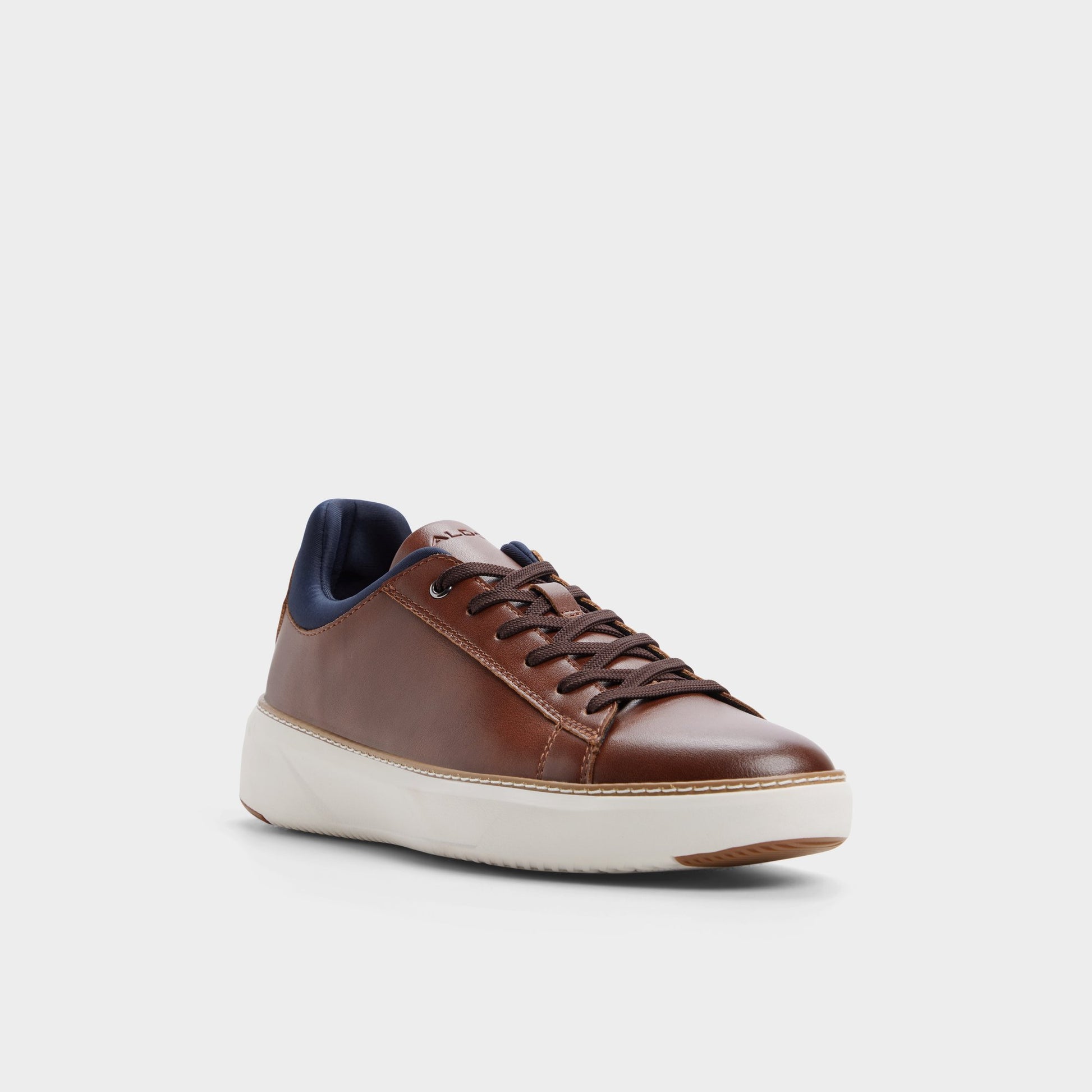 Angle de trois quarts de la face avant de Beige Pederson Chaussure Oxford