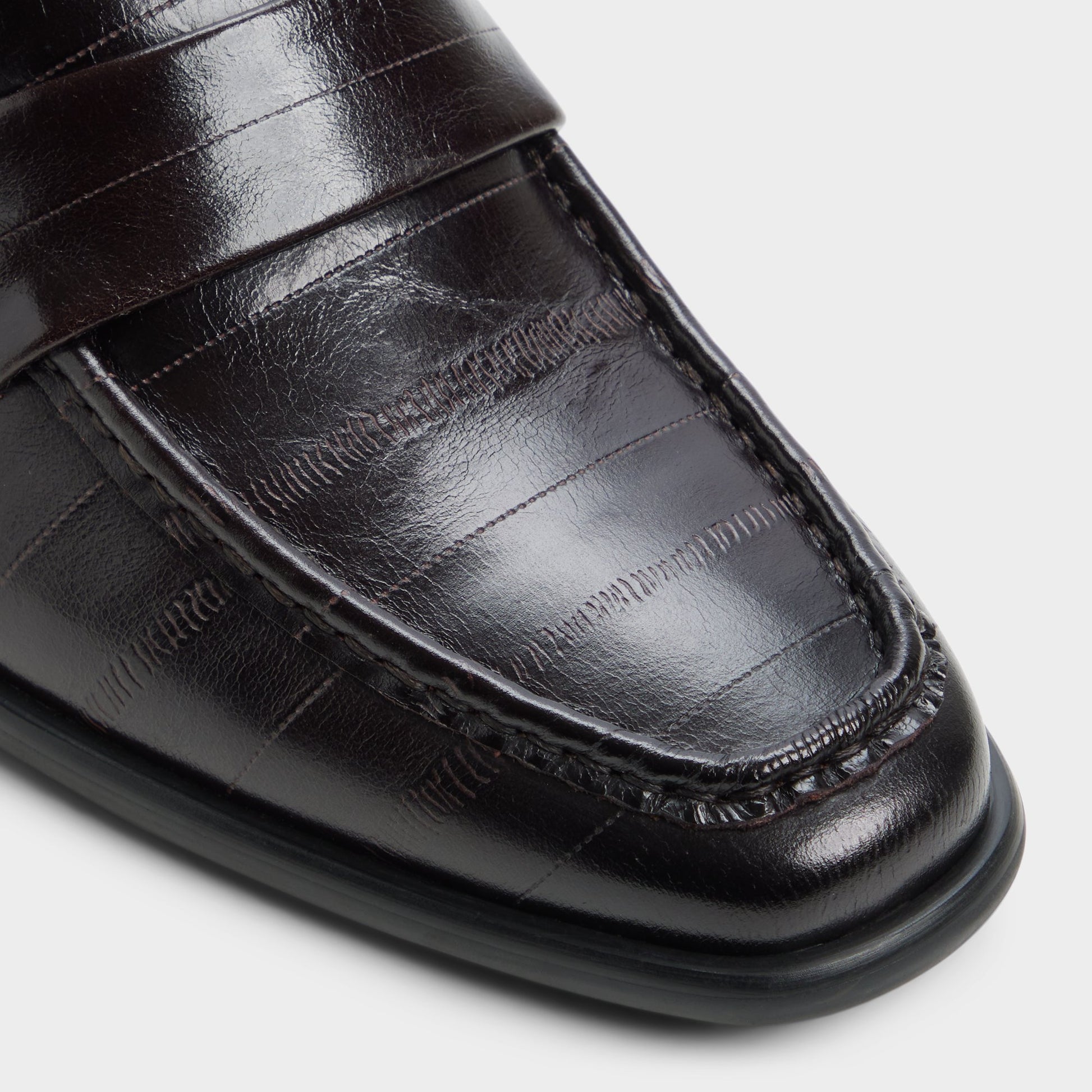 Close-up of the Dark brown Emanuele Loafer
