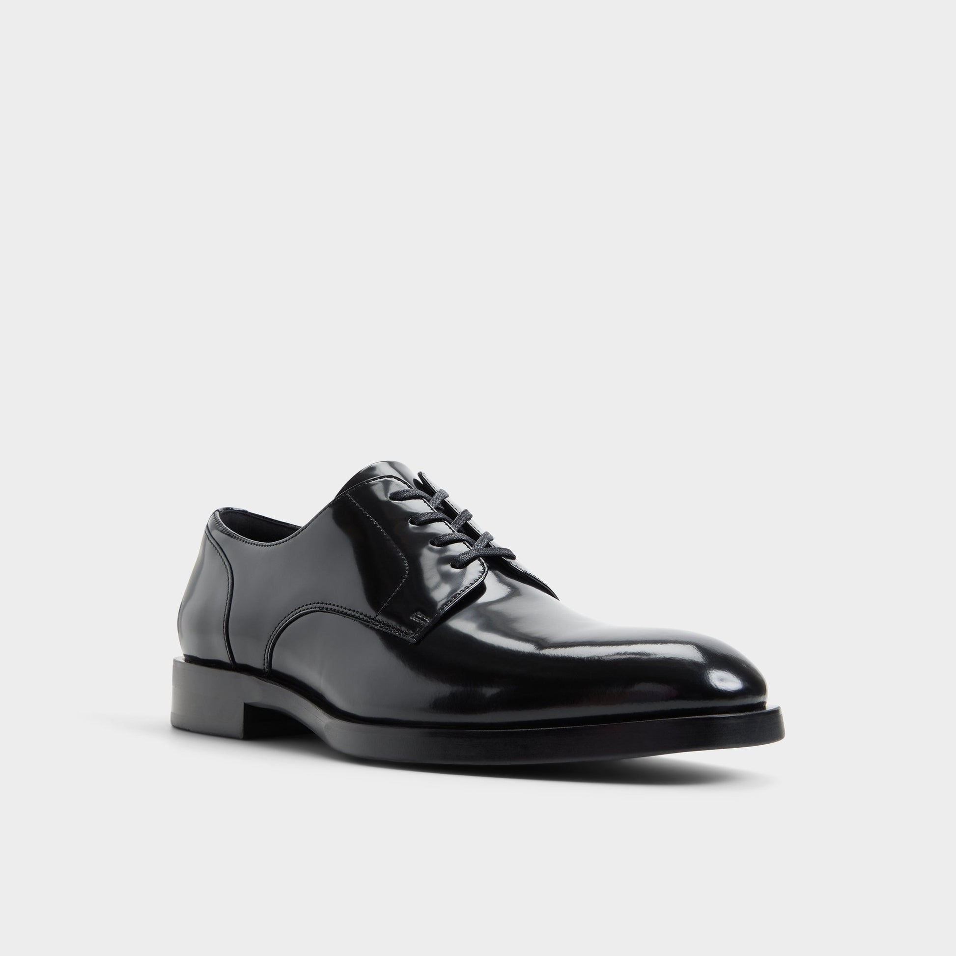 Angle de trois quarts de la face avant de Noir Odell Chaussure derby