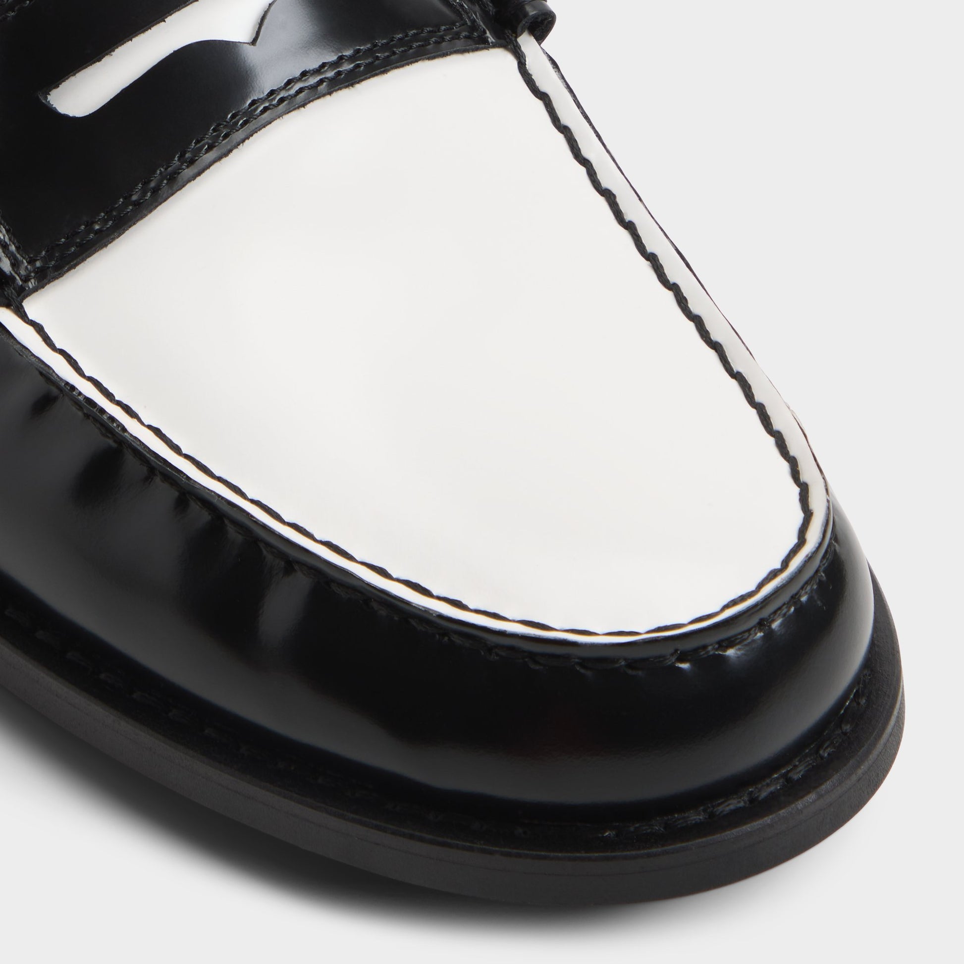 Close-up of the Black/white Emil Loafer