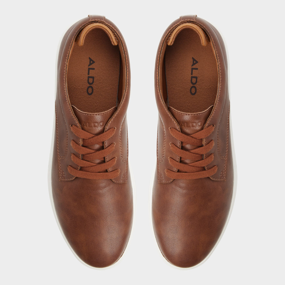 Top-down view of the Cognac Ted Low top sneaker