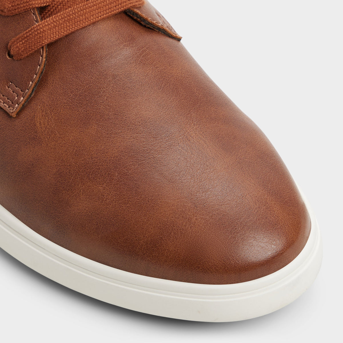 Close-up of the Cognac Ted Low top sneaker