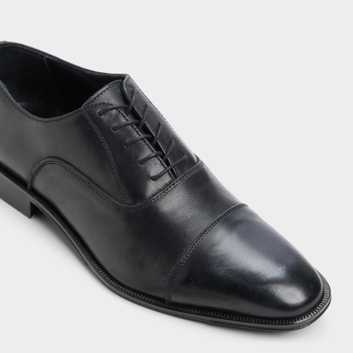 Three-quarter angle of Black Quinto Oxford shoe's front side