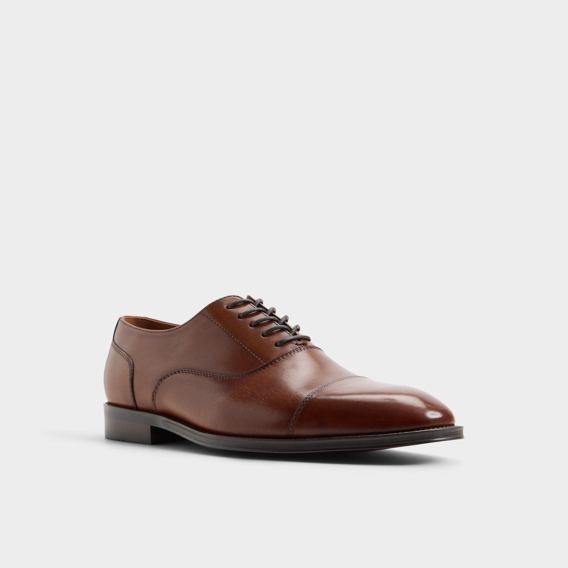 Angle de trois quarts de la face avant de Beige Fez Chaussure Oxford