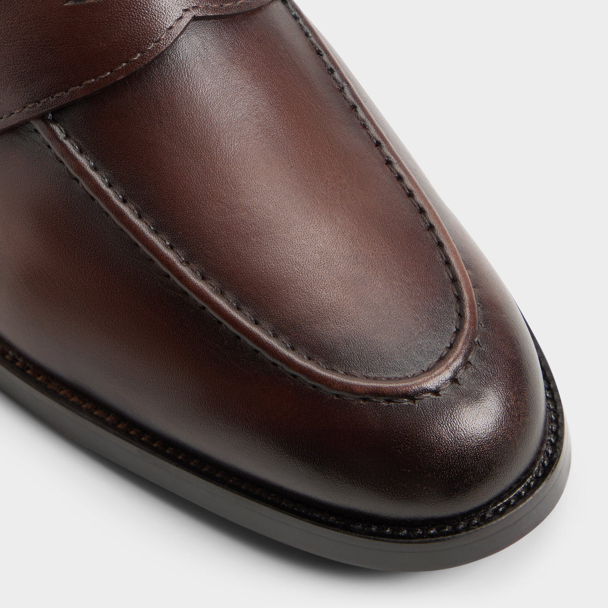 Close-up of the Dark brown Iven Slip-on