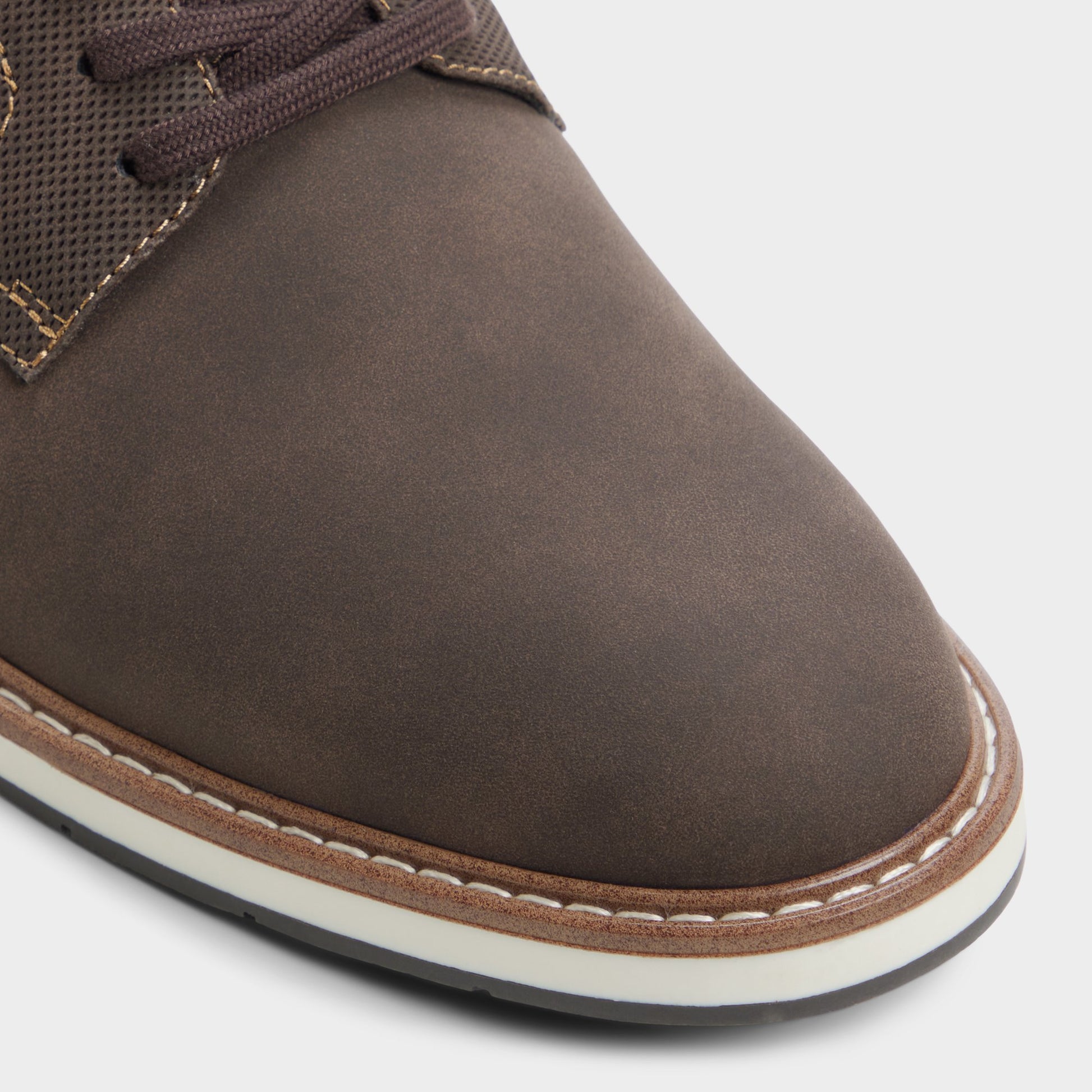Close-up of the Dark brown Terrano Oxford shoe