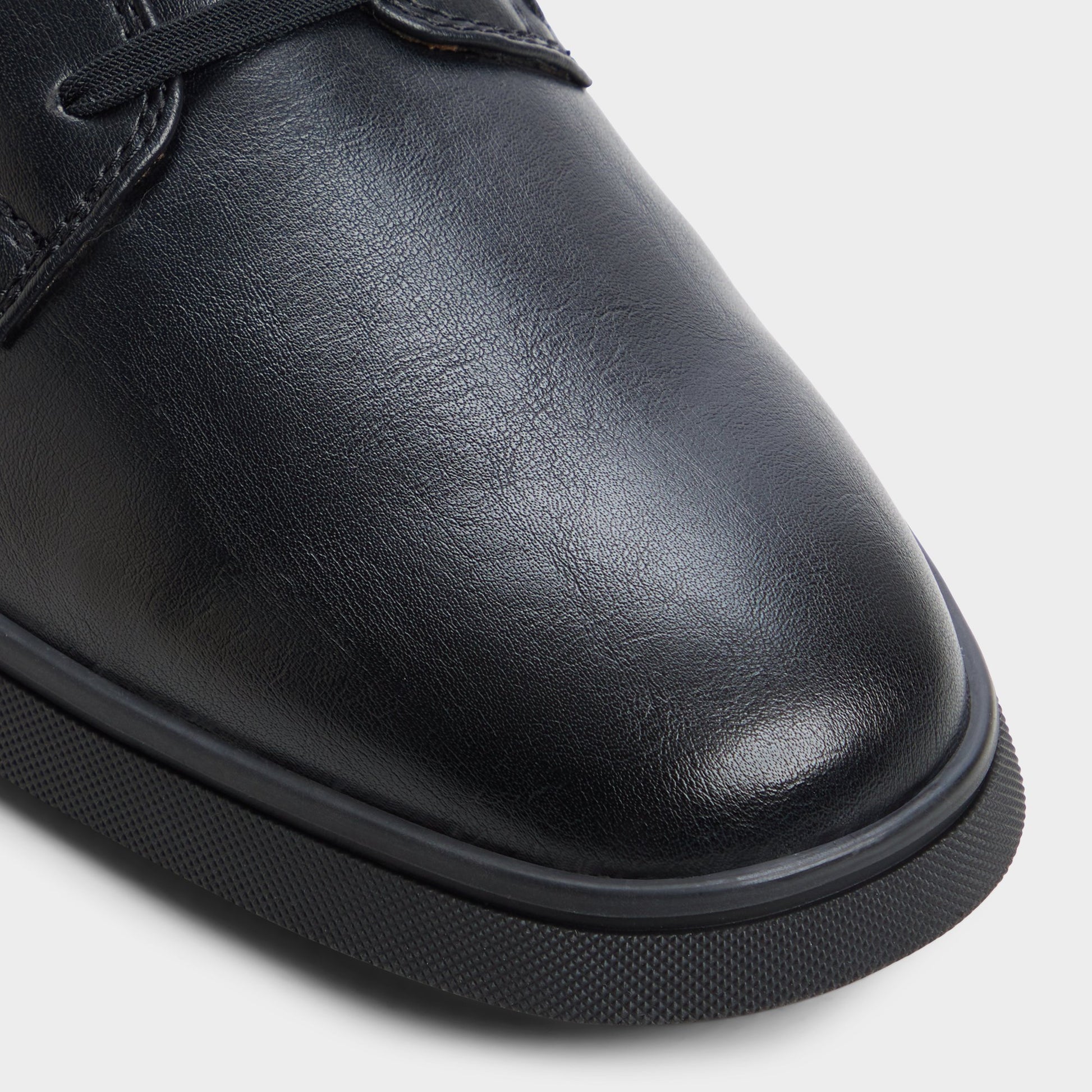 Close-up of the Black/black Dougie Slip-on sneaker