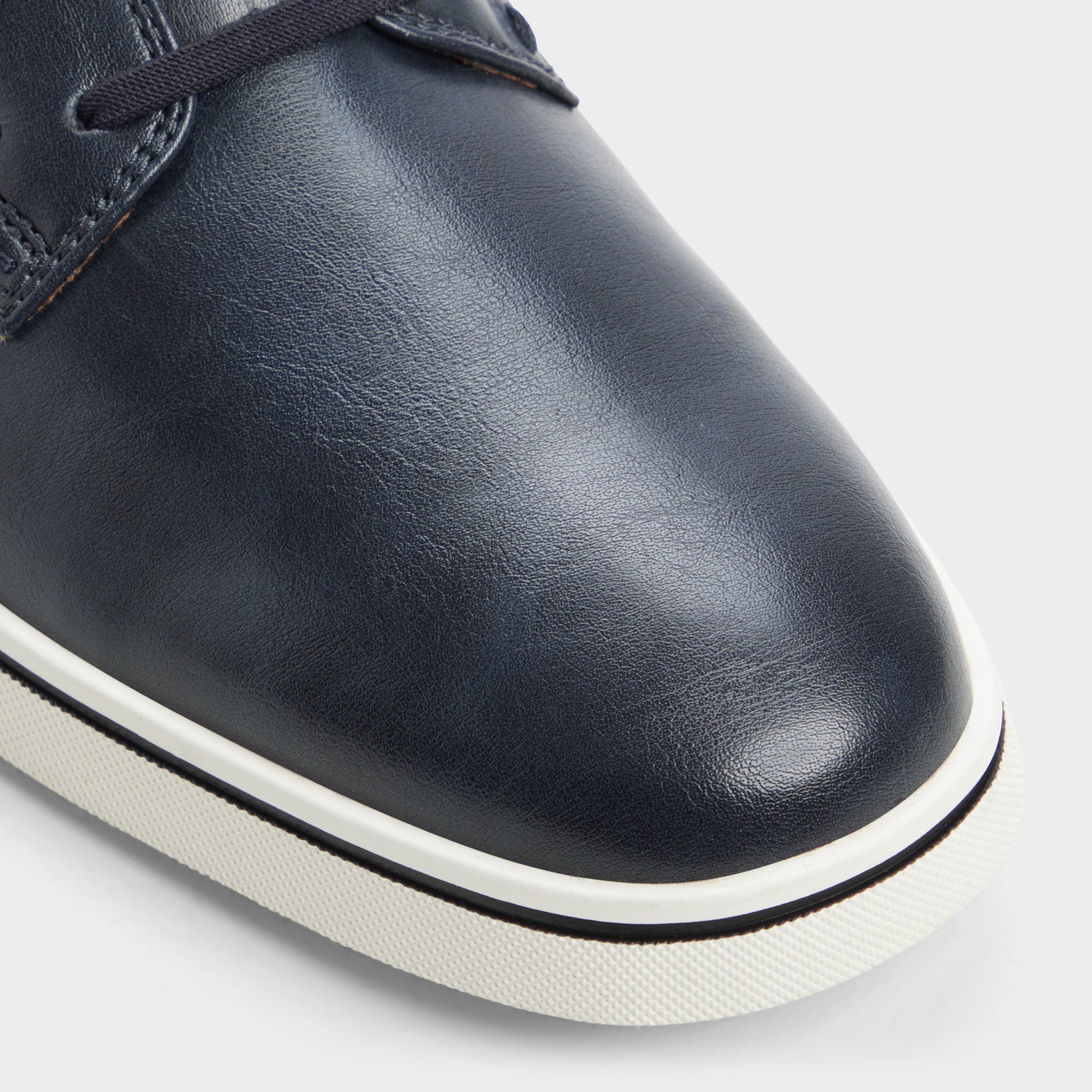 Gros plan de la Bleu marine Dougie Sneaker sans lacets