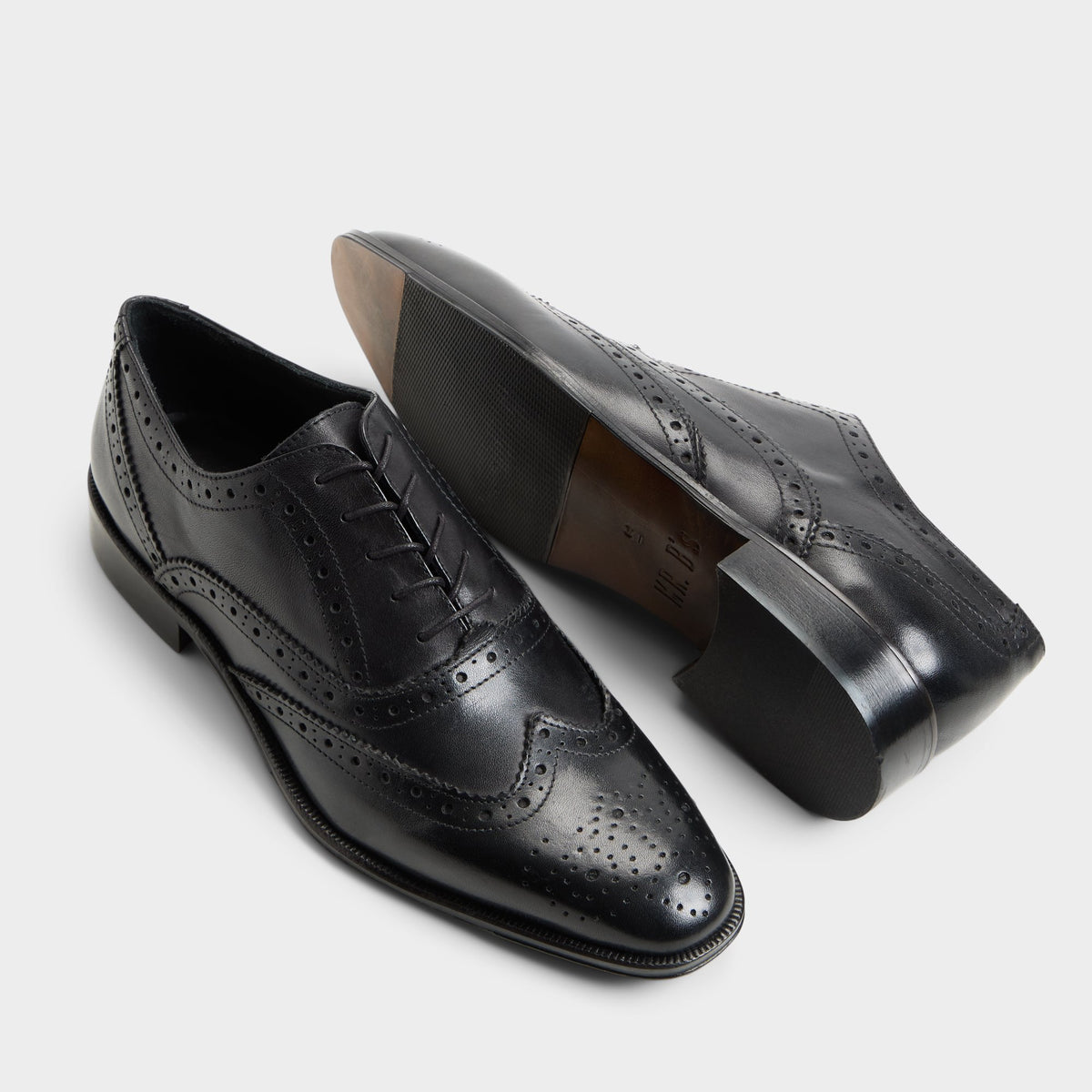 Highlighted view of a pair of Black Fillipo Brogue lace-up shoes