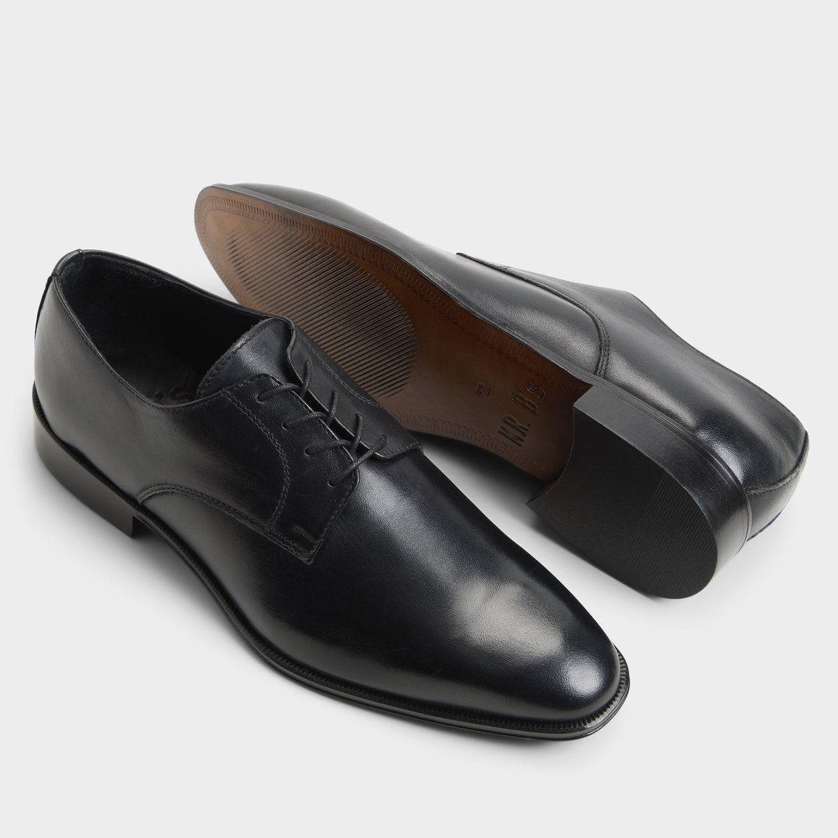 Vue en surbrillance d'une paire de Noir Benardo Chaussure derby s