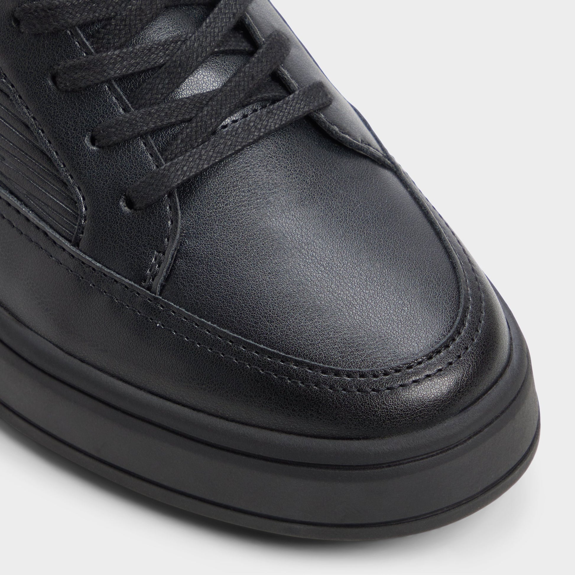 Close-up of the Black/black Miko Low top sneaker