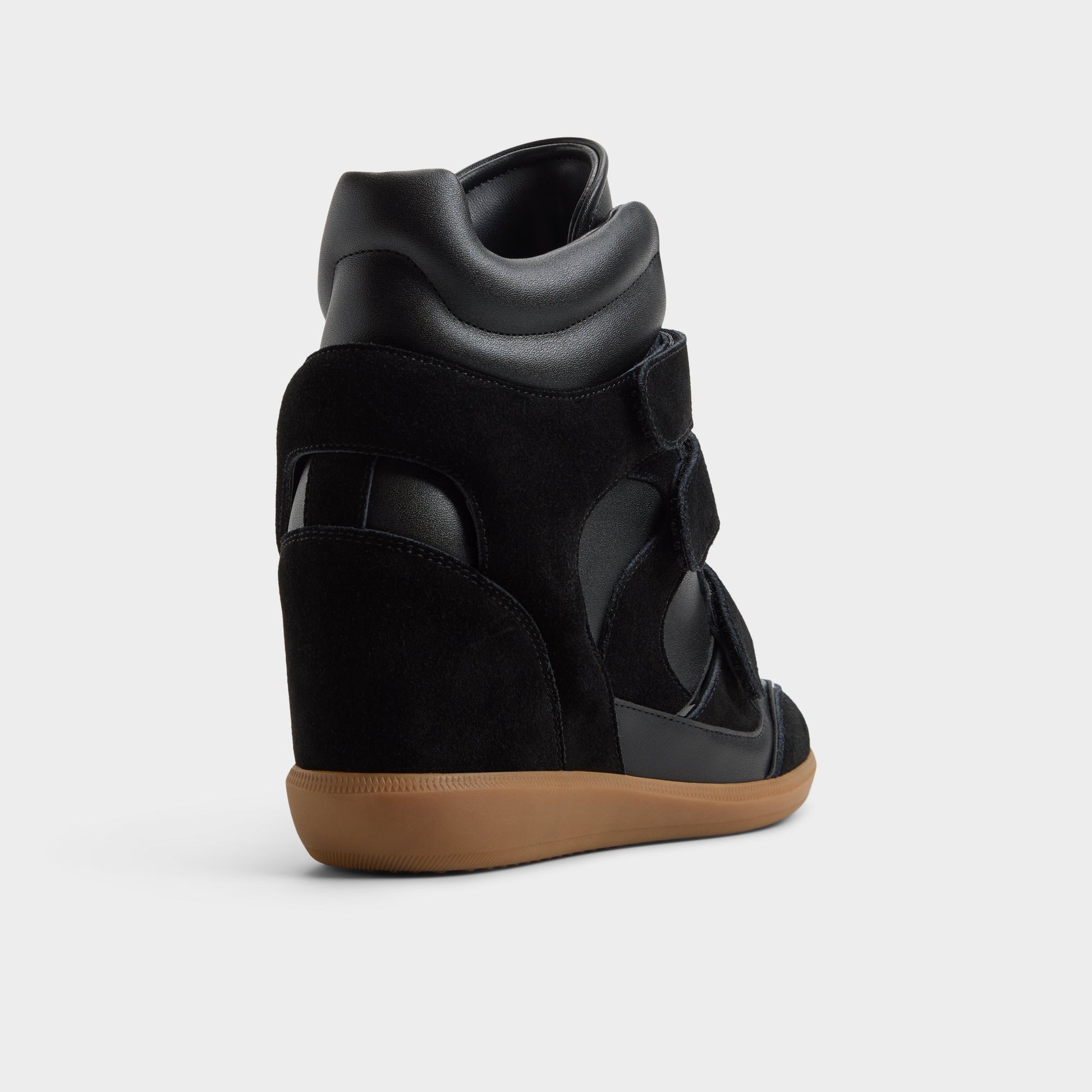 Angle de trois quarts de l'arrière de Noir Belissa Sneaker montant