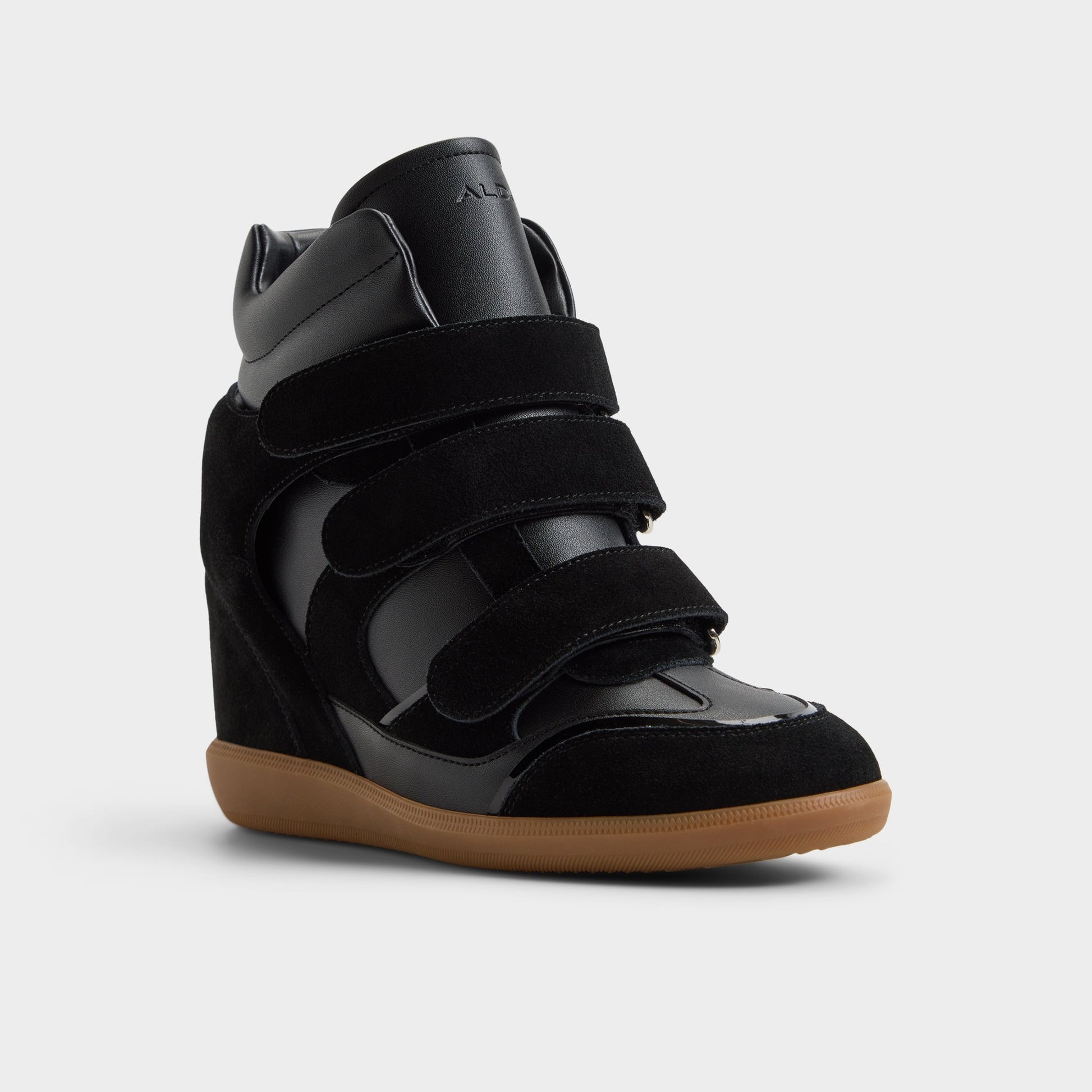 Angle de trois quarts de la face avant de Noir Belissa Sneaker montant
