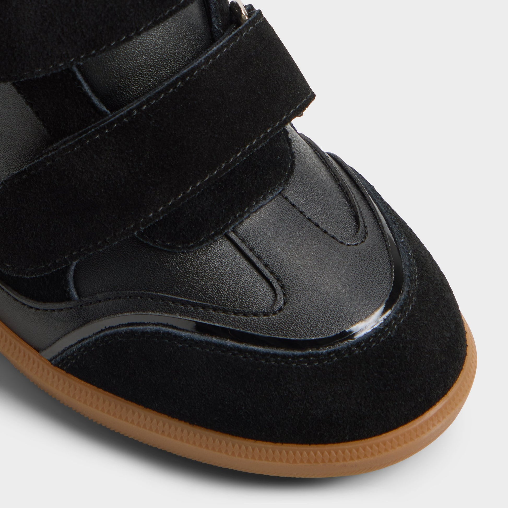 Gros plan de la Noir Belissa Sneaker montant