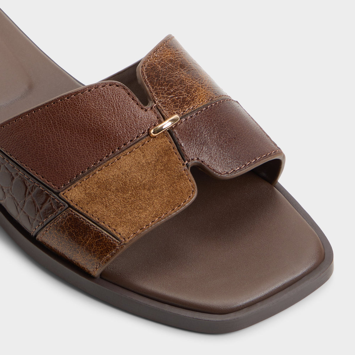 Close-up of the Open brown Itsandalmix