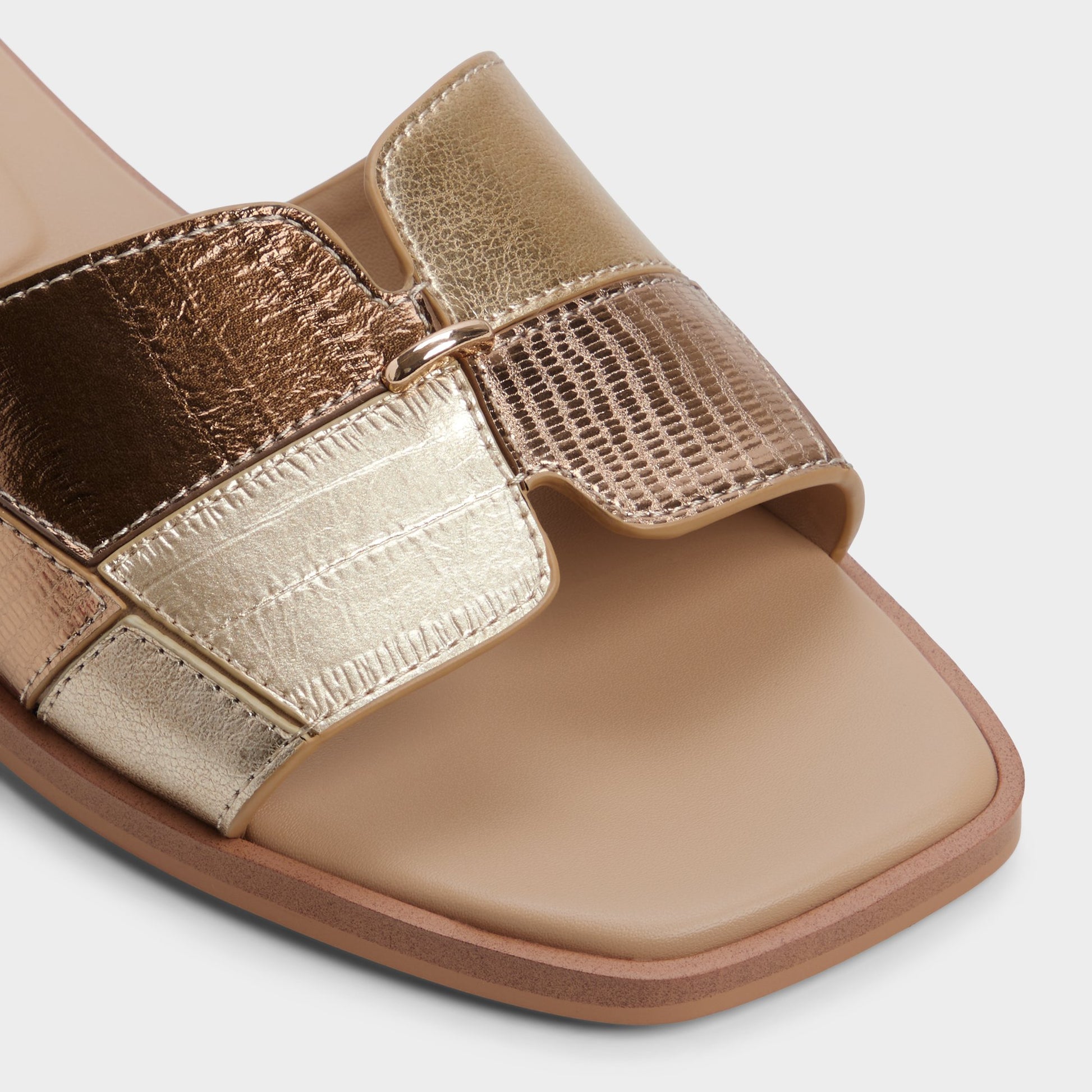 Close-up of the Gold Itsandalmix Slide sandal