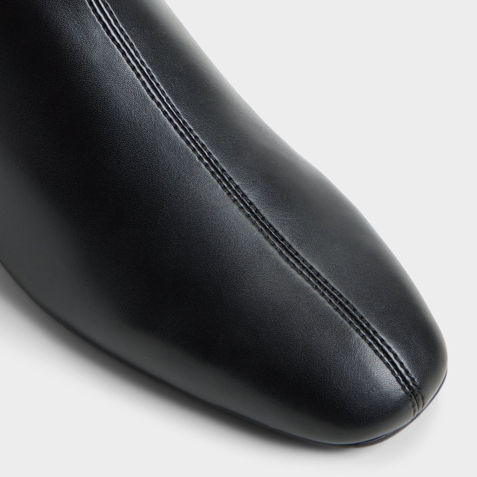 Close-up of the Black Aryanea Block heel ankle boot