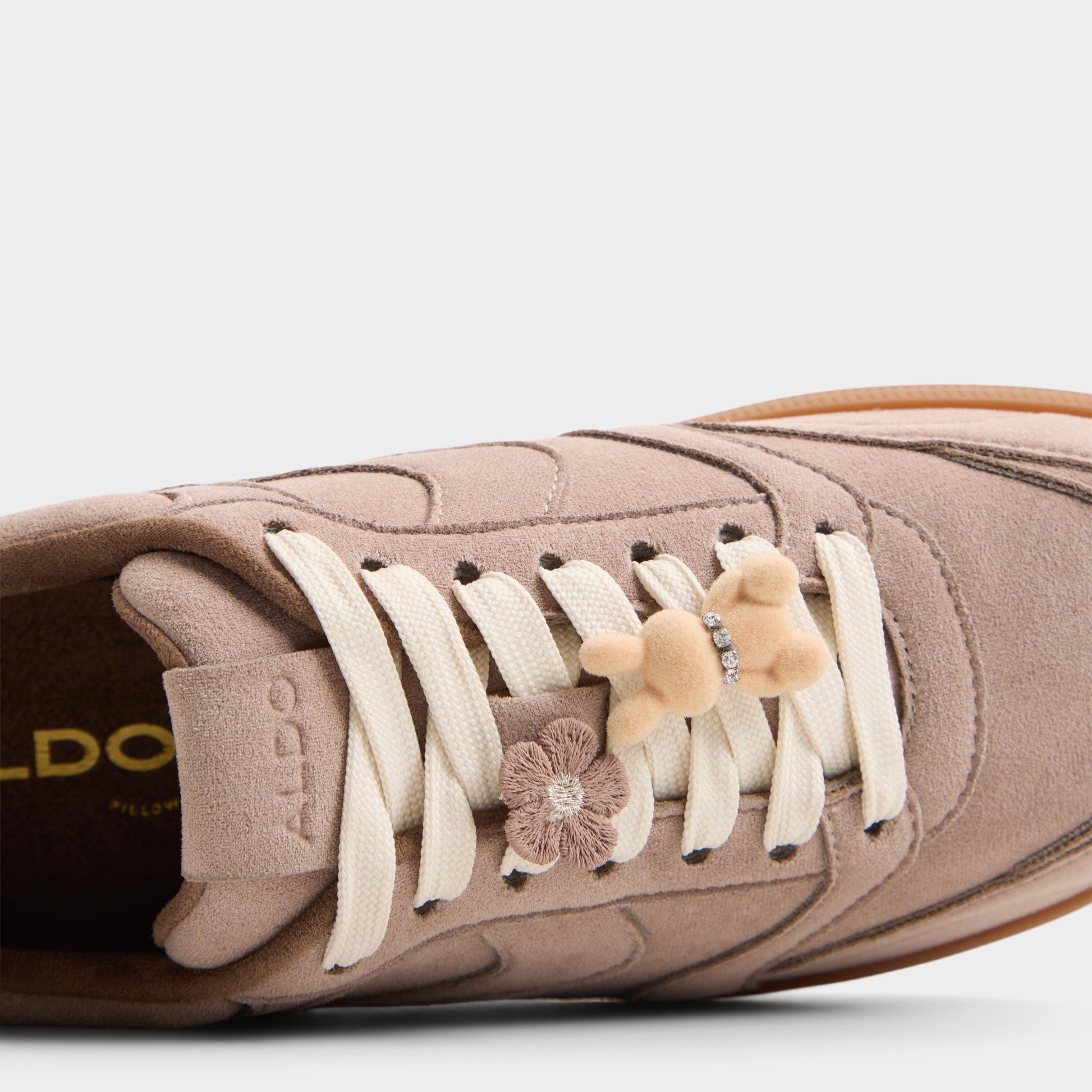 Close-up of the Taupe Kassis Sneaker