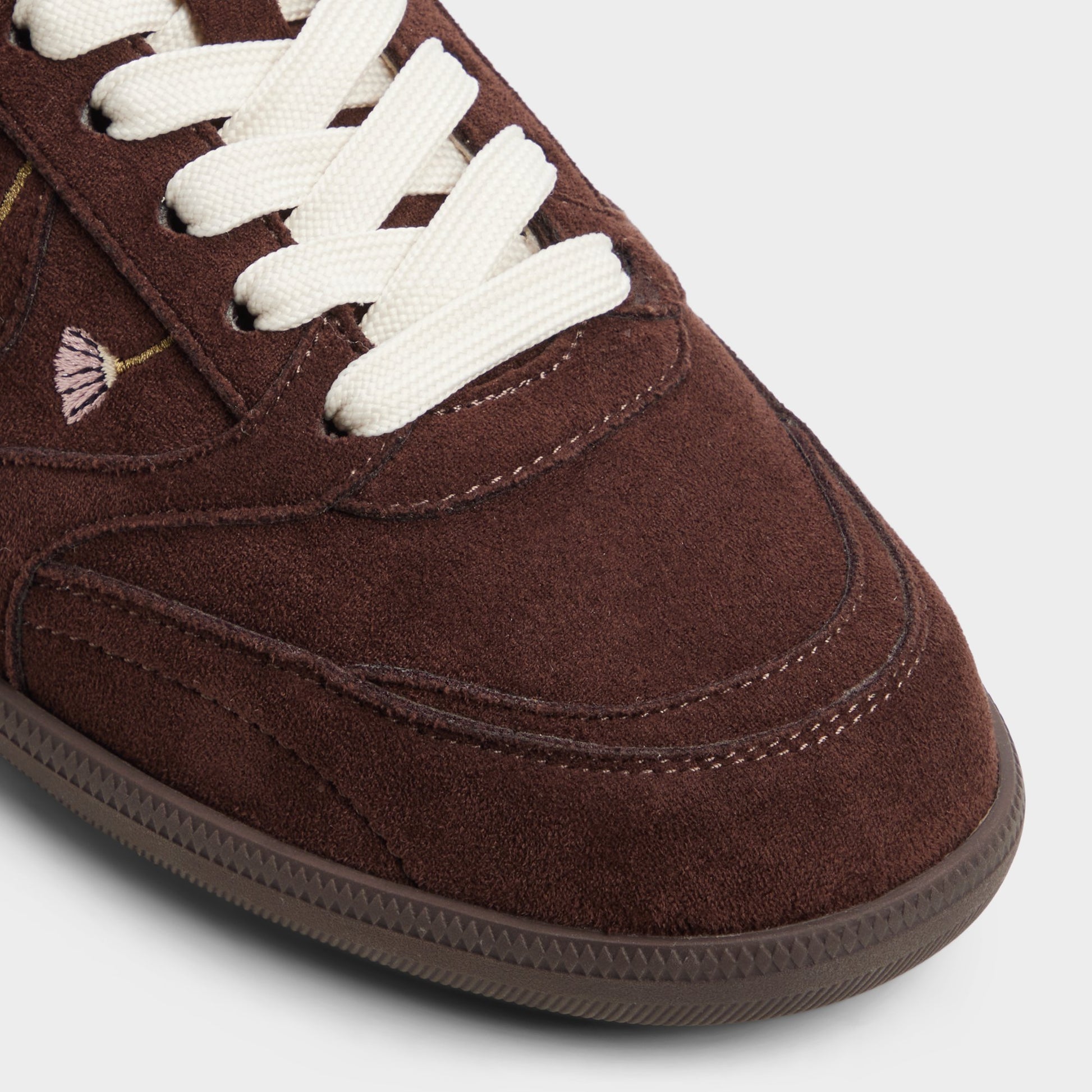 Close-up of the Dark brown Kassis Sneaker