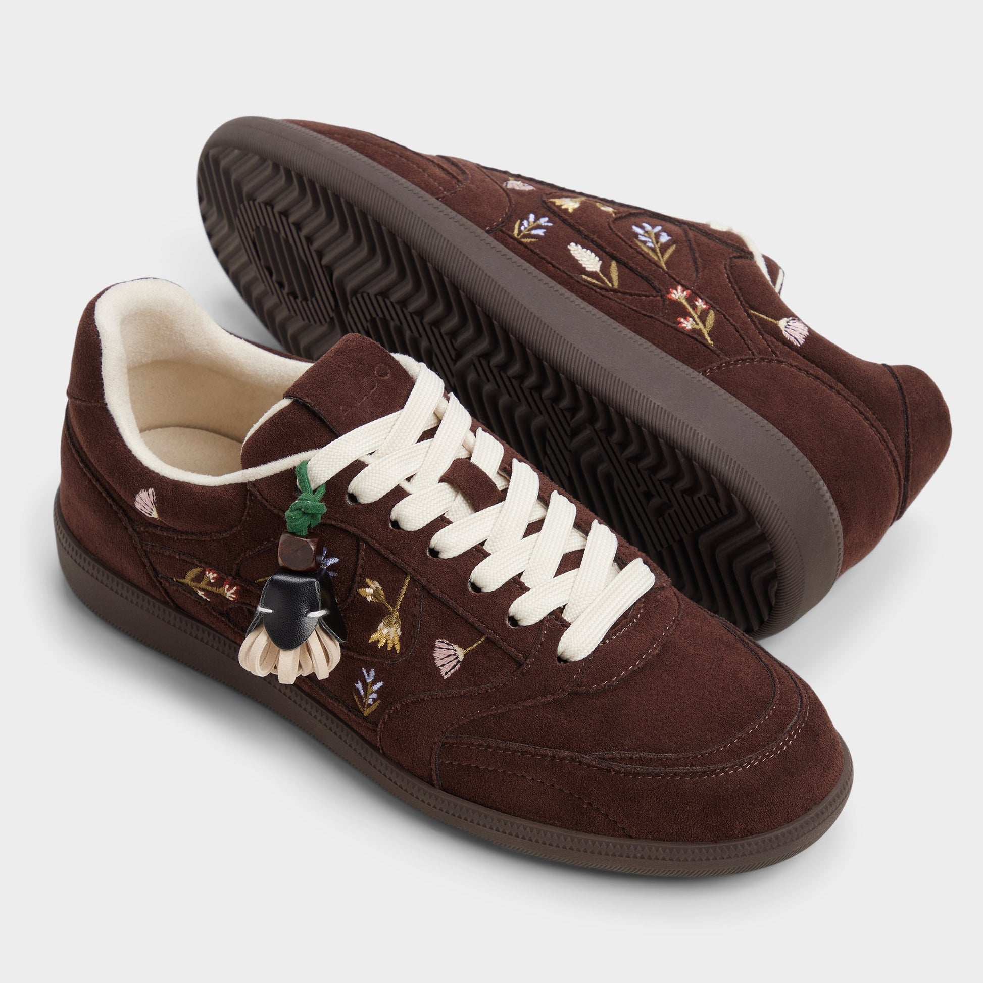 Highlighted view of a pair of Dark brown Kassis Sneakers