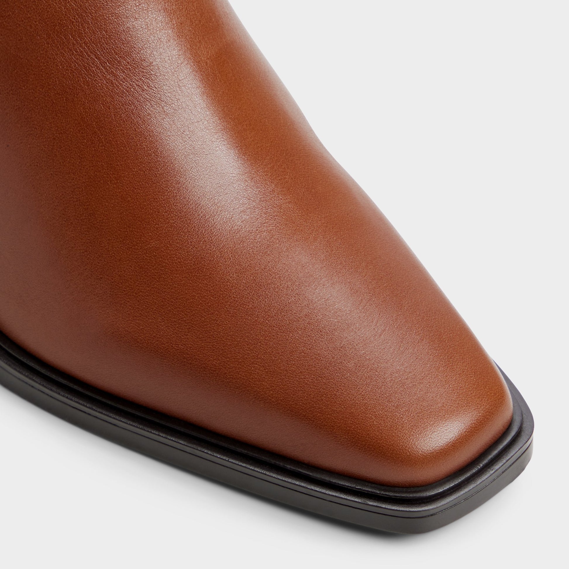 Close-up of the Medium brown Ybiraweth Block heel ankle boot