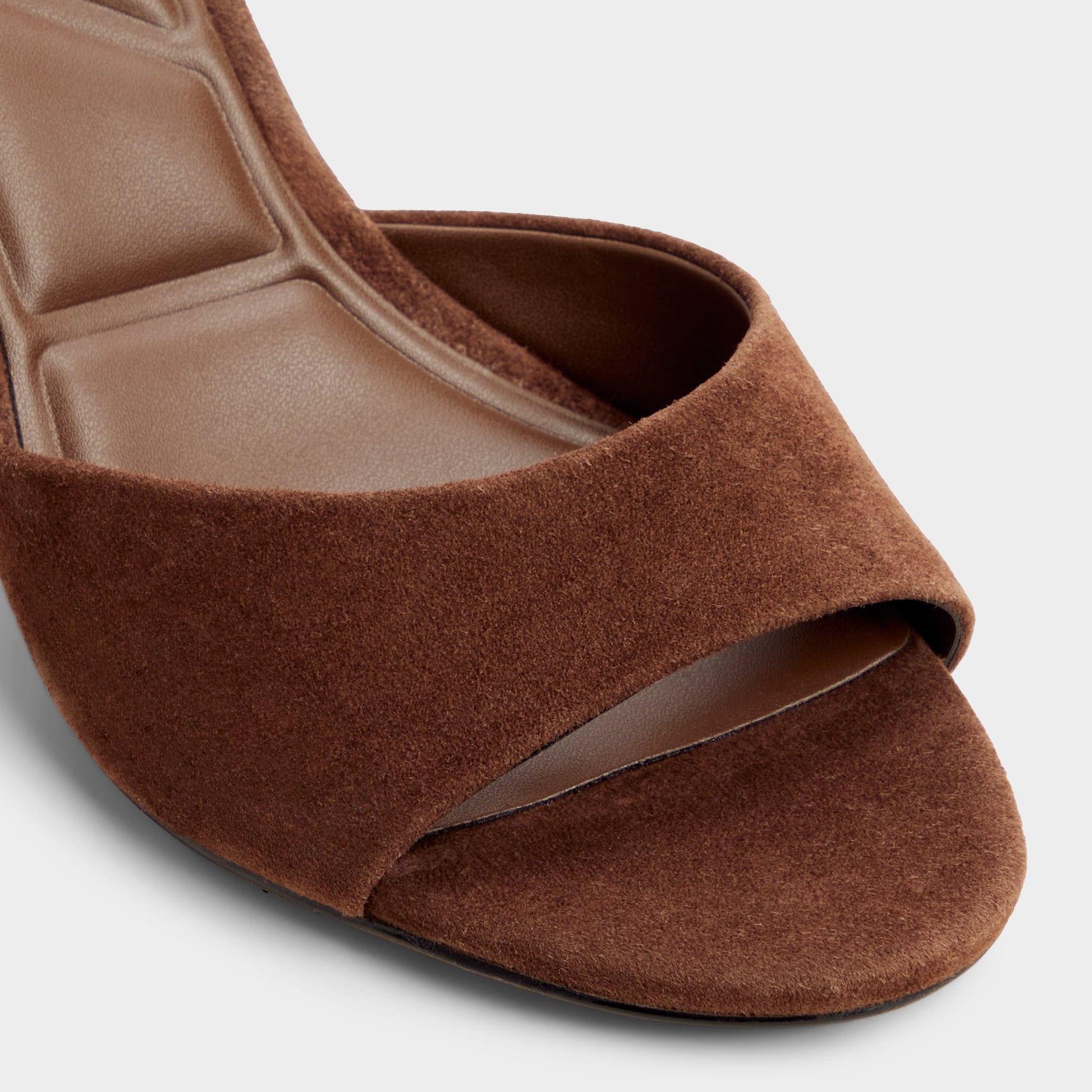 Close-up of the Dark brown Annaberaen Heeled mule