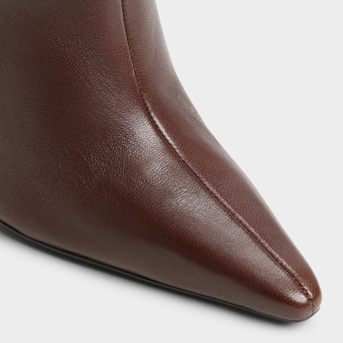 Close-up of the Dark brown Ridlee-wc Wide calf knee-high boot